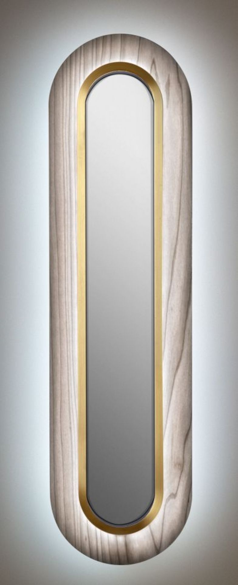 Lens LED Wandleuchte von LZF Lamps: Ovale, gestreckte Lampe mit goldenem Metallring und grauem Holz.