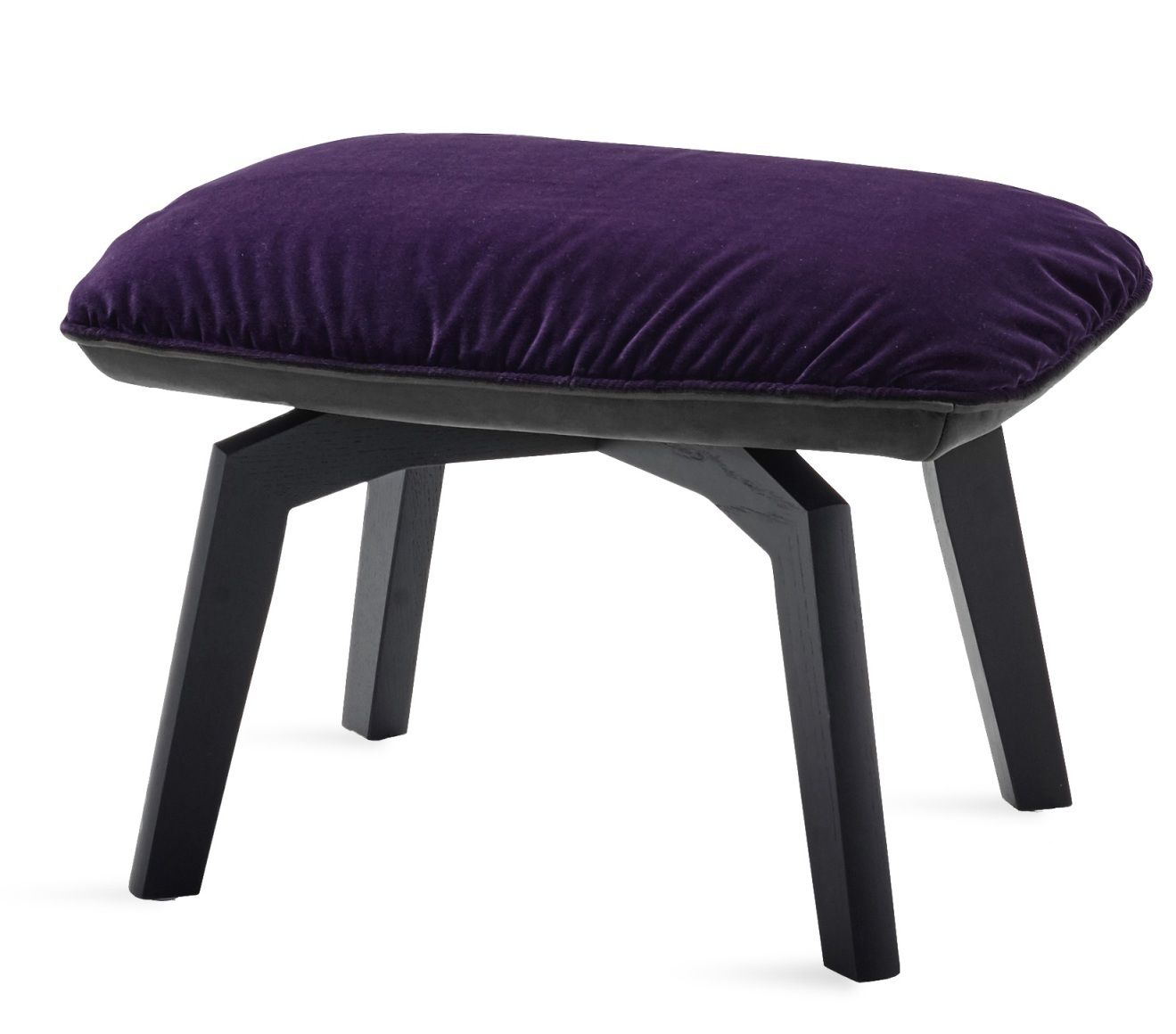 Marla Ottoman von Freifrau Manufaktur mit lila Samtbezug und schwarzem Holzfuß, ein eleganter Hocker.