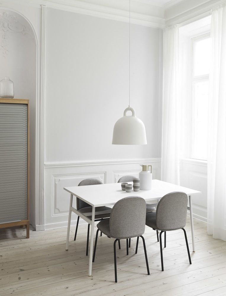 Esszimmer mit weißem Tisch und vier grauen, gepolsterten Ace Chair Stühlen von Normann Copenhagen.