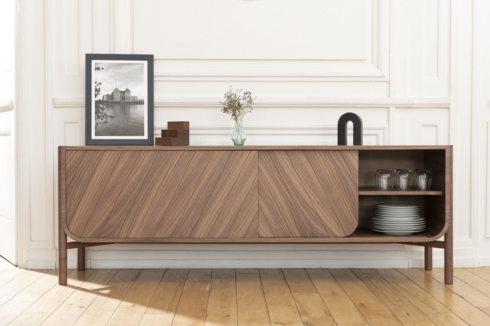 Marius Sideboard aus Nussbaumholz mit Schiebetüren und offenem Regal für stilvolle Wohnzimmeraufbewahrung.