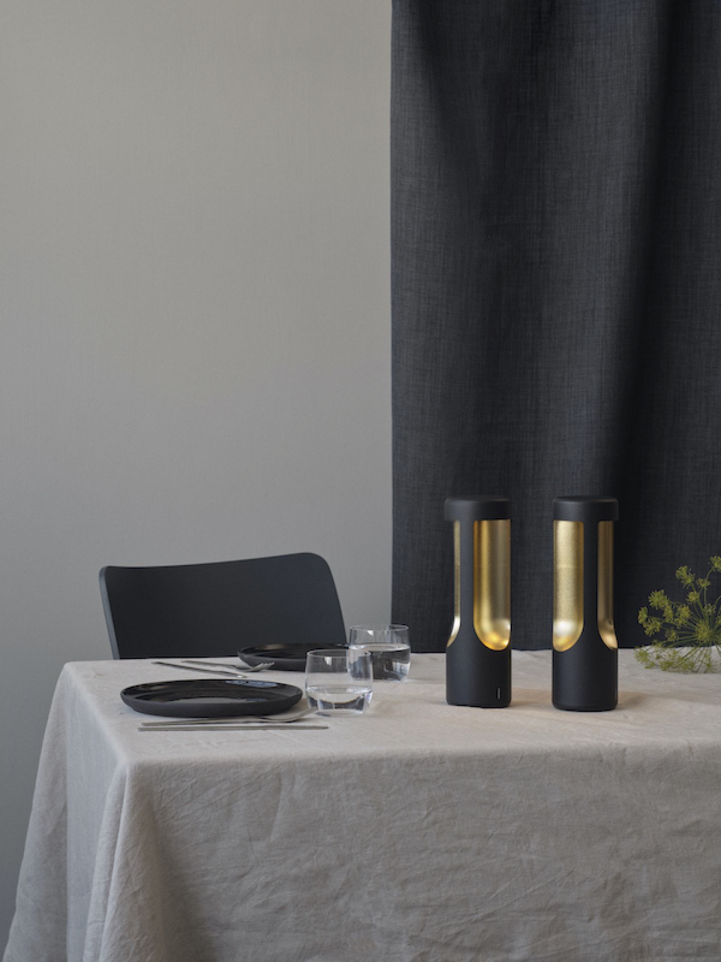 Zwei Elton LED Akkuleuchten von Stelton auf einem gedeckten Tisch, stimmungsvolle Beleuchtung.