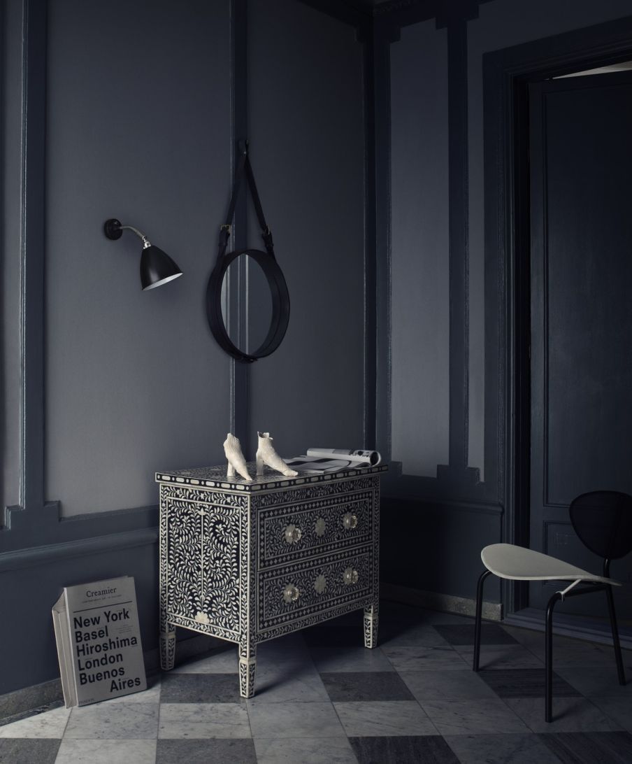 Stilvoller Flur mit Gubi Adnet Spiegel, Kommode mit Intarsien, Design Lampe und Stuhl.