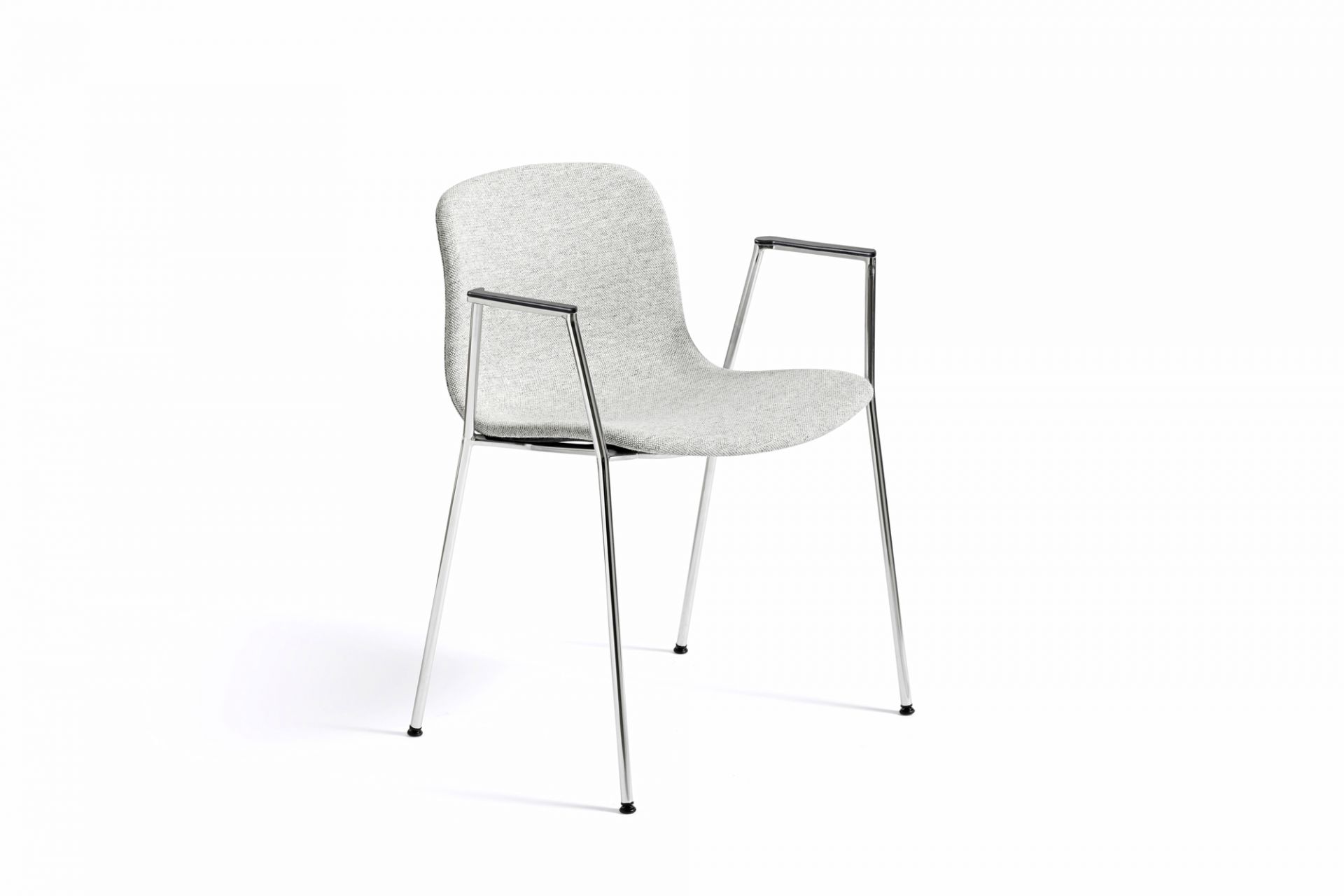 About a Chair AAC19 Stuhl von Hay mit Armlehnen und Vollpolster in Grau.