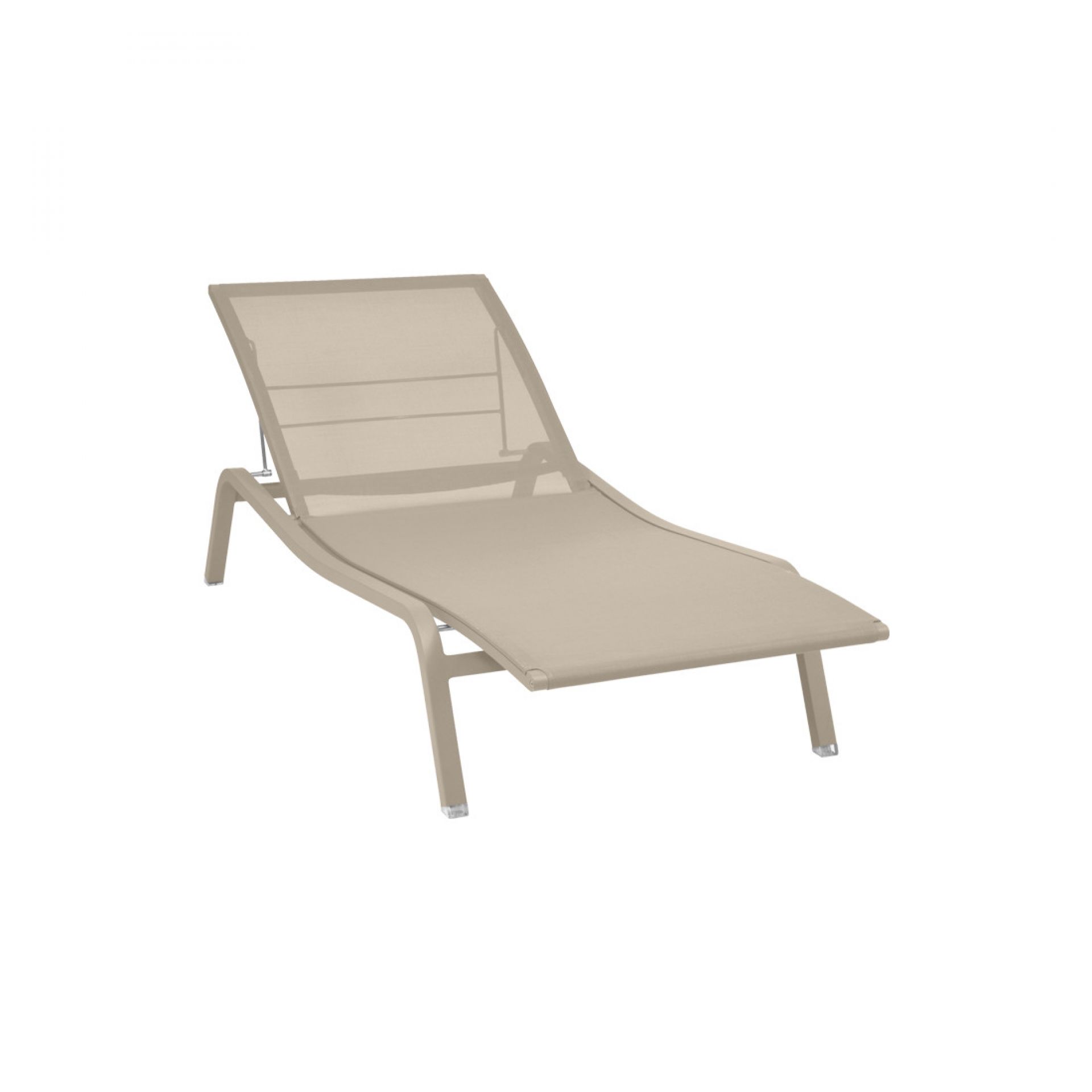 Alizé Sonnenliege von Fermob in Sand: Moderne Gartenliege aus Aluminium und wetterfestem Textil für den Außenbereich.