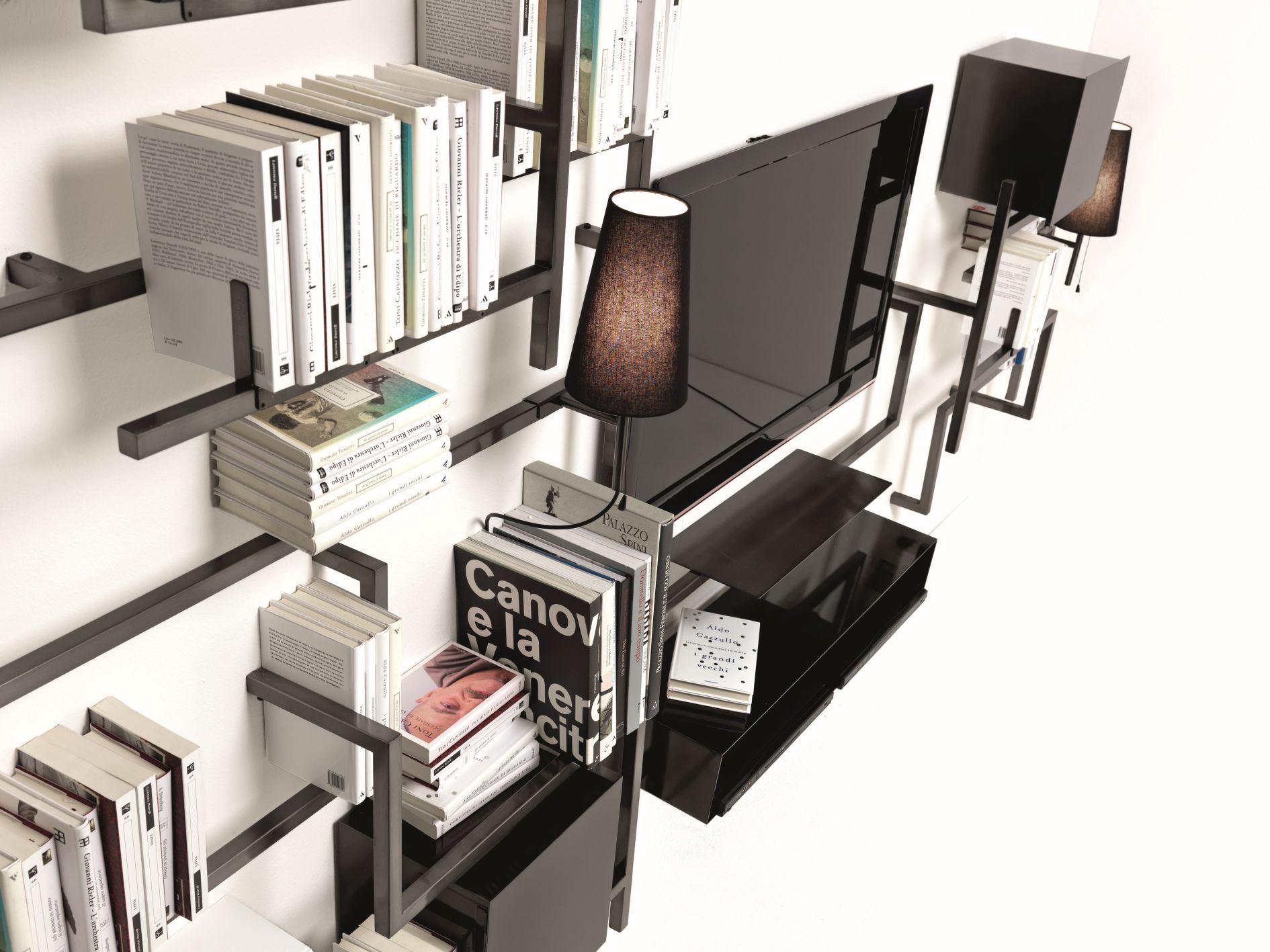 Antologia Wandregal-Modul G B60cm von Mogg, modernes Designer-Regal in Schwarz mit Bücher und Lampe.