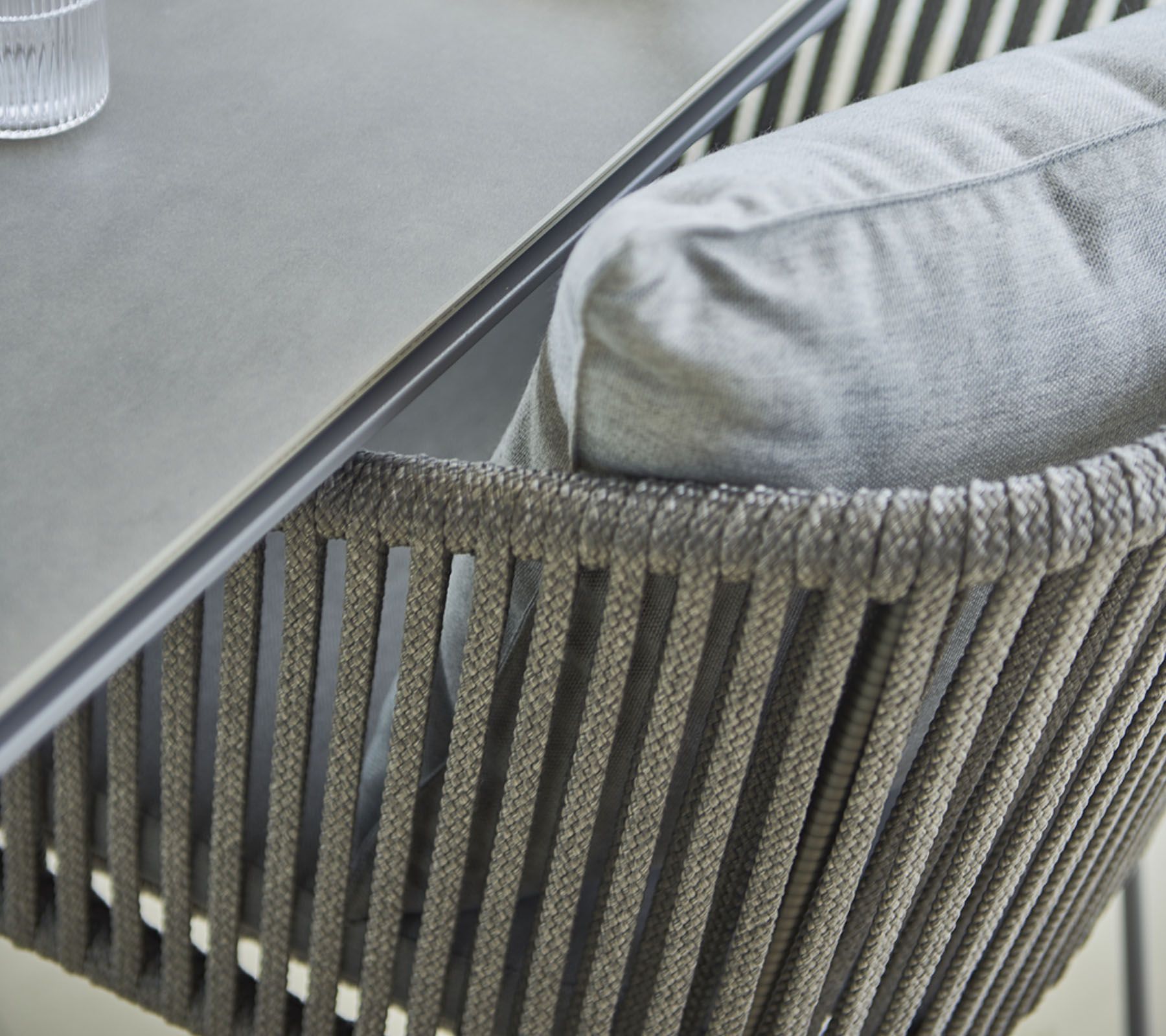 Moments fauteuil donkergrijs Cane-Line