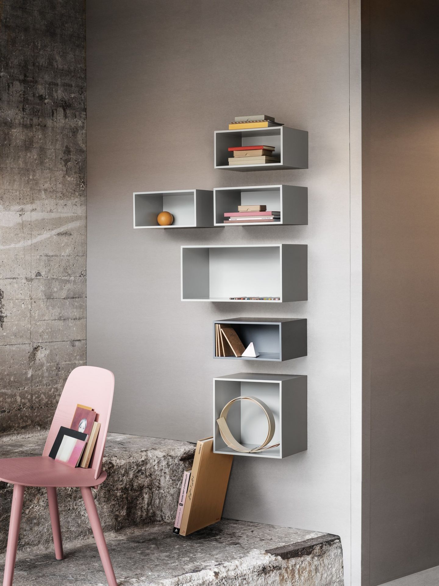 Graue und weiße Muuto Mini Stacked Regale an der Wand, kombiniert mit Dekoration und Büchern.