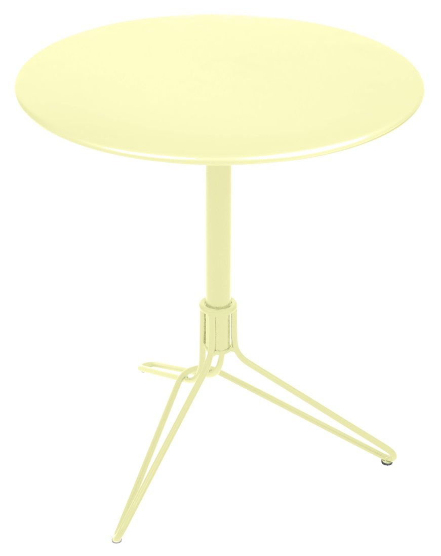 Gelber Flower Tisch von Fermob für den Außenbereich, runder Gartentisch mit Mittelfuß und Dreibein.