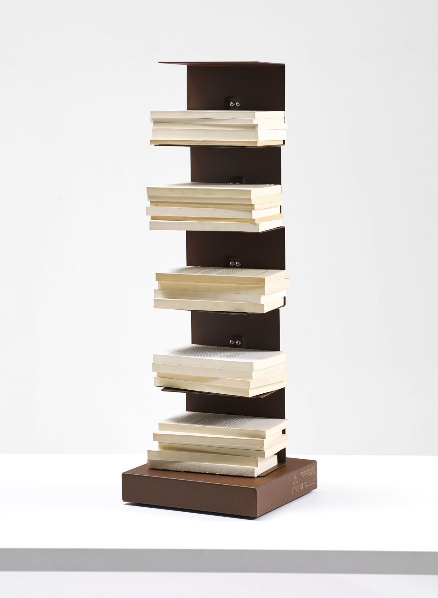 Ptolomeo Bücherregal Original von Opinion Ciatti, freistehend, braun, mit Büchern gefüllt.
