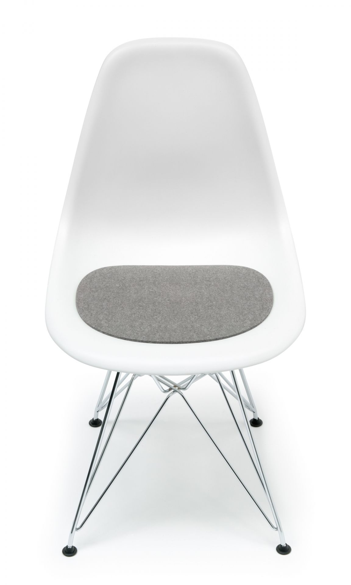 Weißer Eames Plastic Side Chair DSR mit hell melierter Filz-Sitzauflage von Hey Sign.