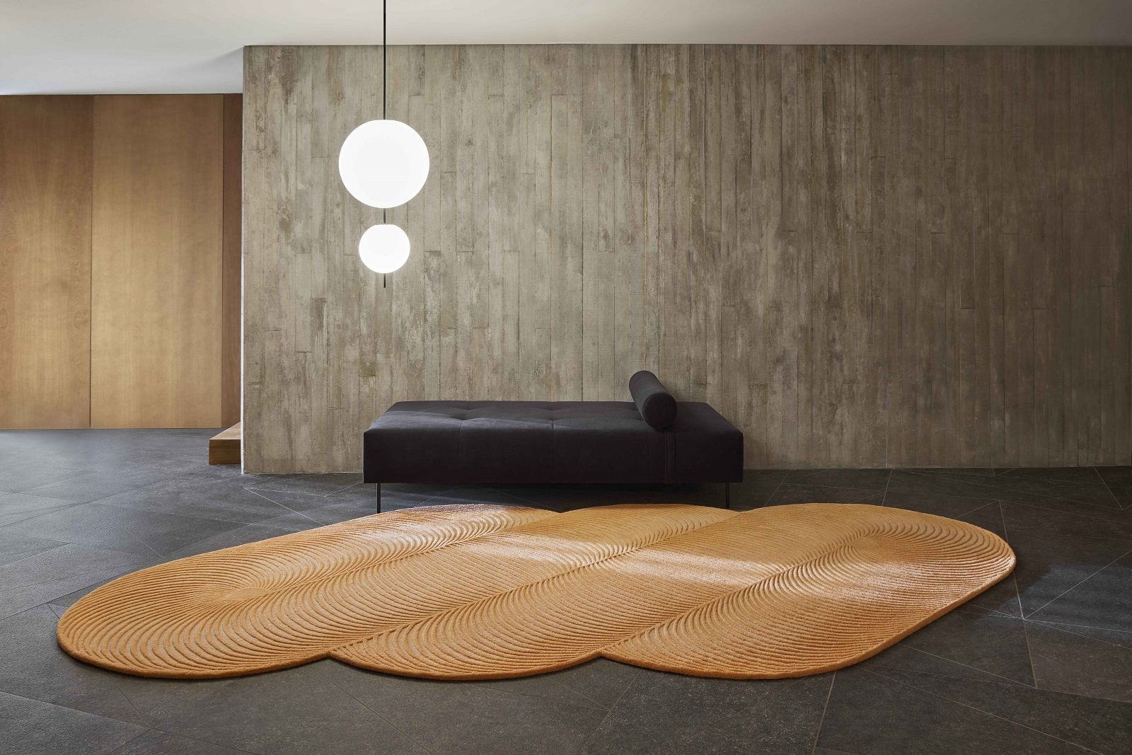 Giro Rug Teppich von Gan, moderner Designer Teppich in organischen Formen und warmen Farben.