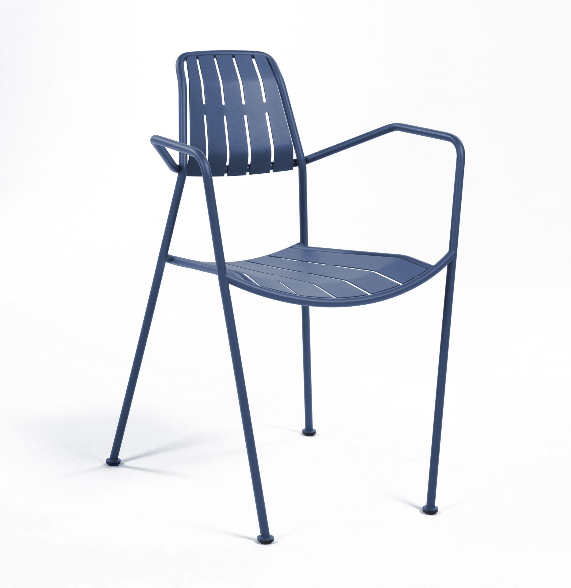 Osmo Stuhl von Prostoria, blauer Outdoor Stuhl aus Metall mit Armlehnen für Garten und Terrasse.