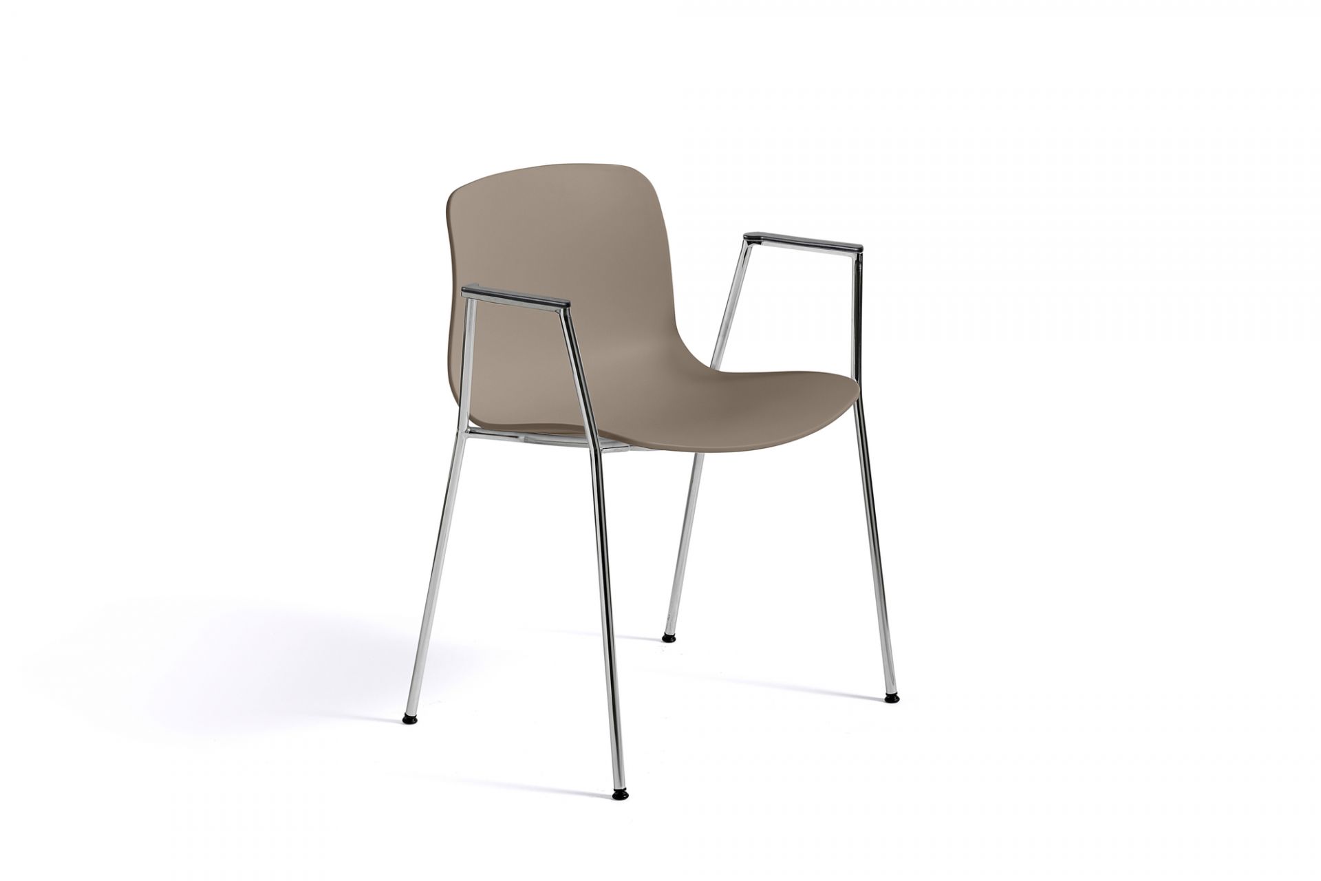 About a Chair AAC 18 von Hay, Bürostuhl mit Armlehnen und verchromtem Stahlgestell.