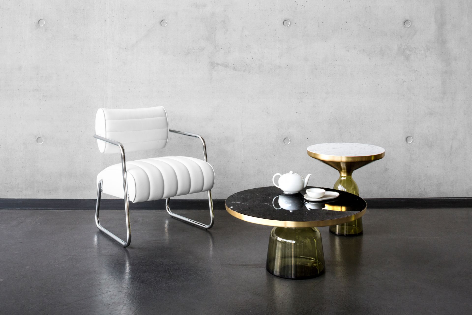 Bell Side Table Beistelltisch in Quarz-grau und Messing von ClassiCon, moderner Couchtisch für Wohnzimmer.