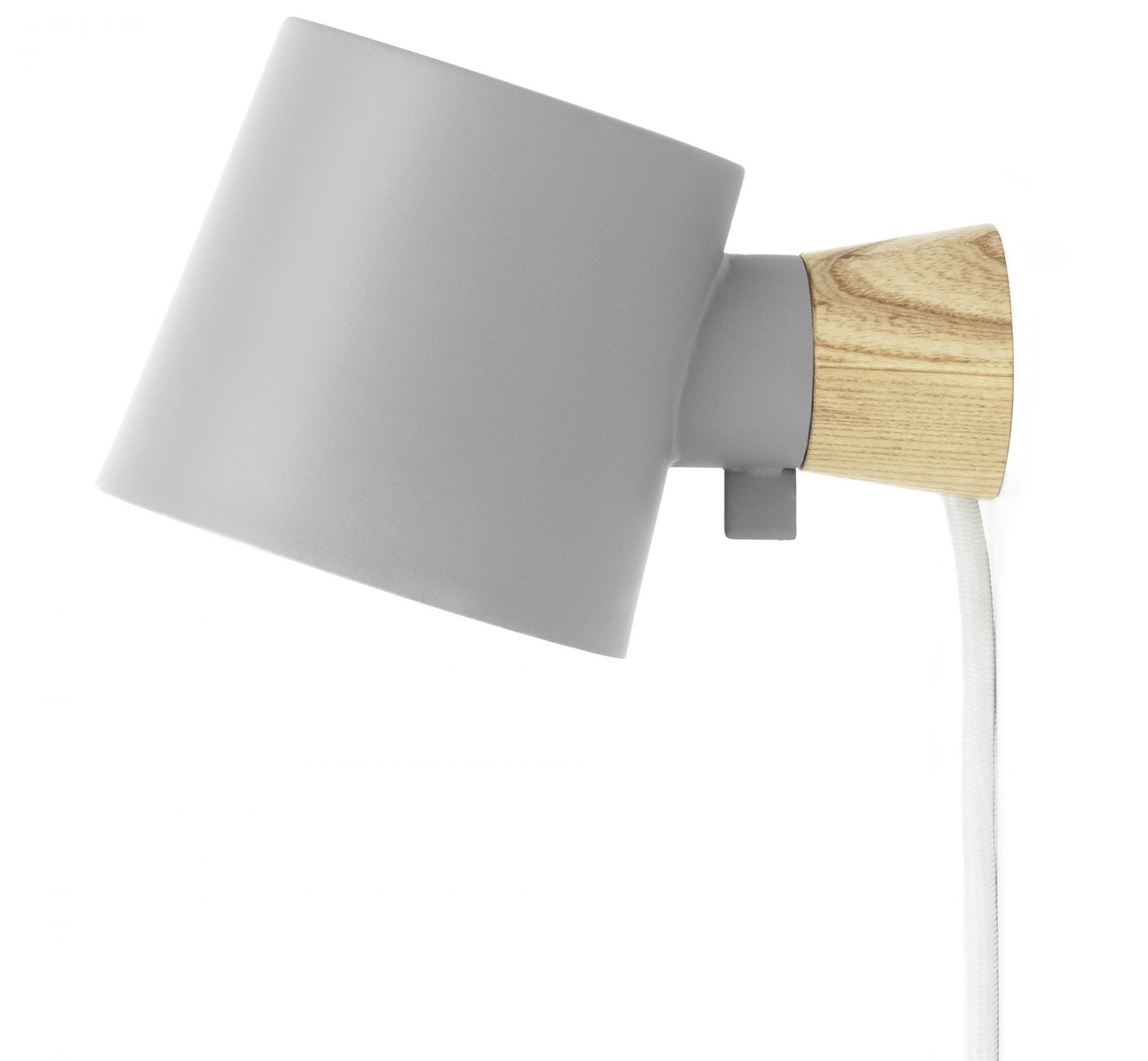 Graue Rise Wandleuchte von Normann Copenhagen mit Holzdetail und weißem Kabel. Moderne Innenbeleuchtung.