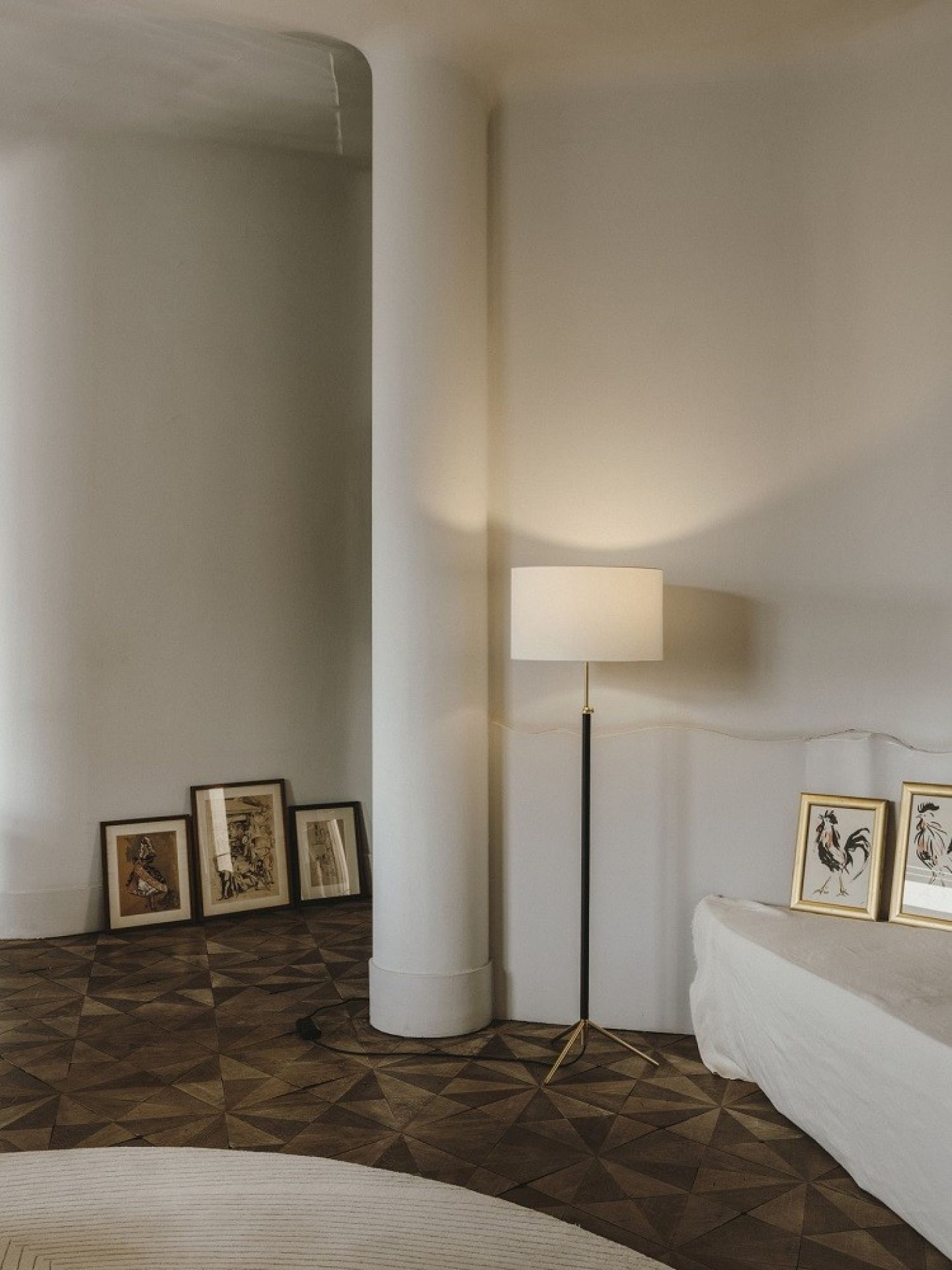Santa & Cole Pie de Salon Stehleuchte im Interieur mit Holzfußboden und Kunstwerken.
