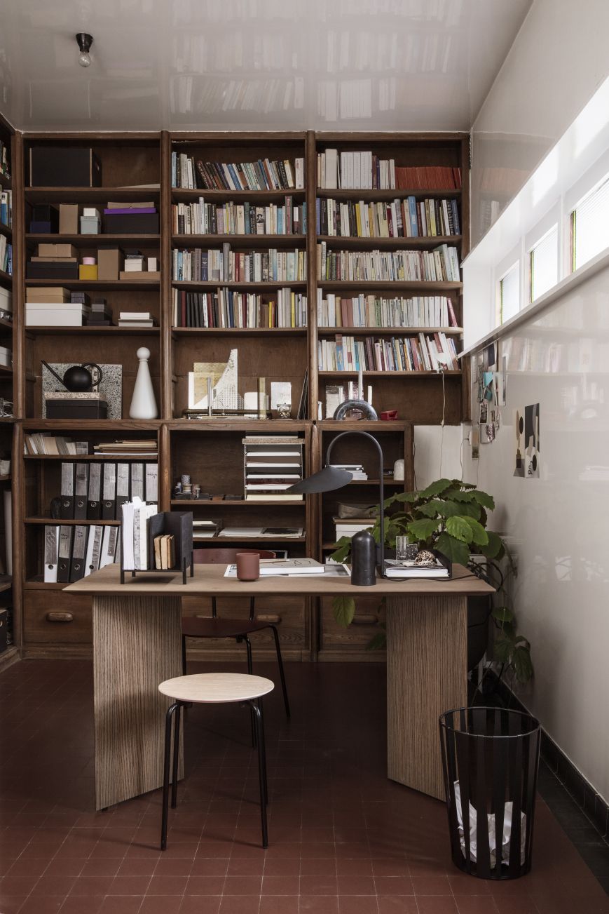 Mingle Table von Ferm Living, ein Schreibtisch aus Holz in einem Arbeitszimmer mit Bücherregal.