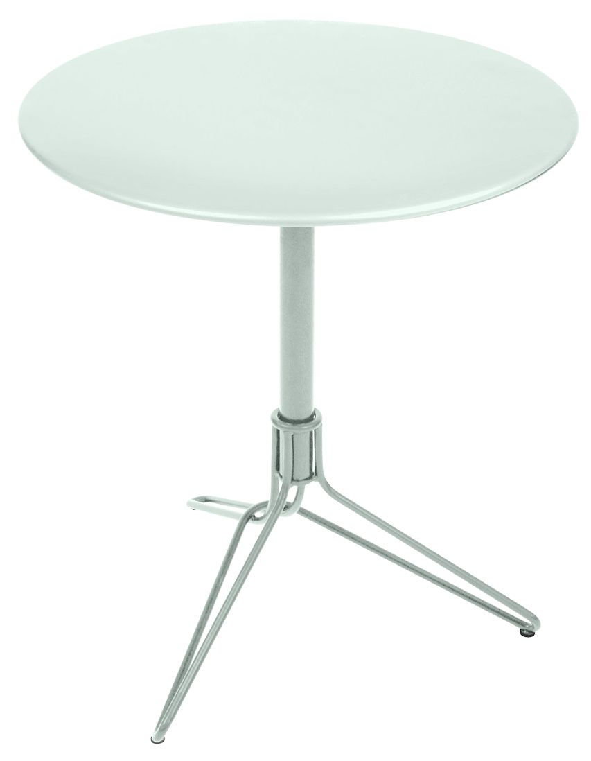 Weißer Flower Tisch von Fermob für den Außenbereich, runder Gartentisch mit filigranem Metallgestell.