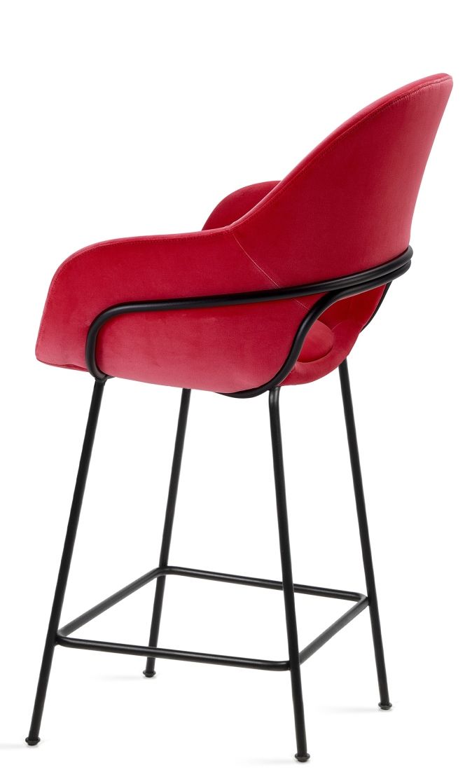 Theia Kitchen Armchair Barstool von Freifrau Manufaktur, roter Barhocker mit Armlehne und schwarzem Metallgestell.