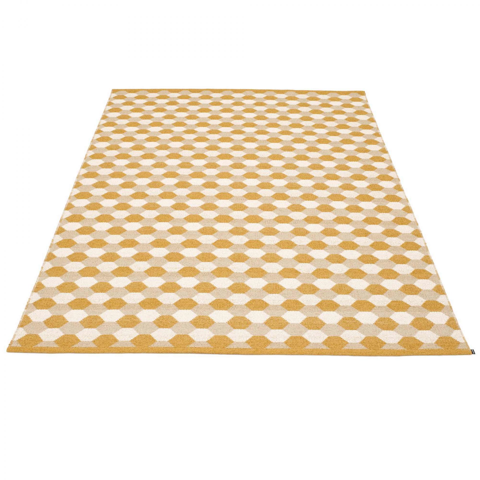 Dana Kunststoffteppich von Pappelina, 180x275 cm, mit geometrischem Muster in Gelb und Weiß.