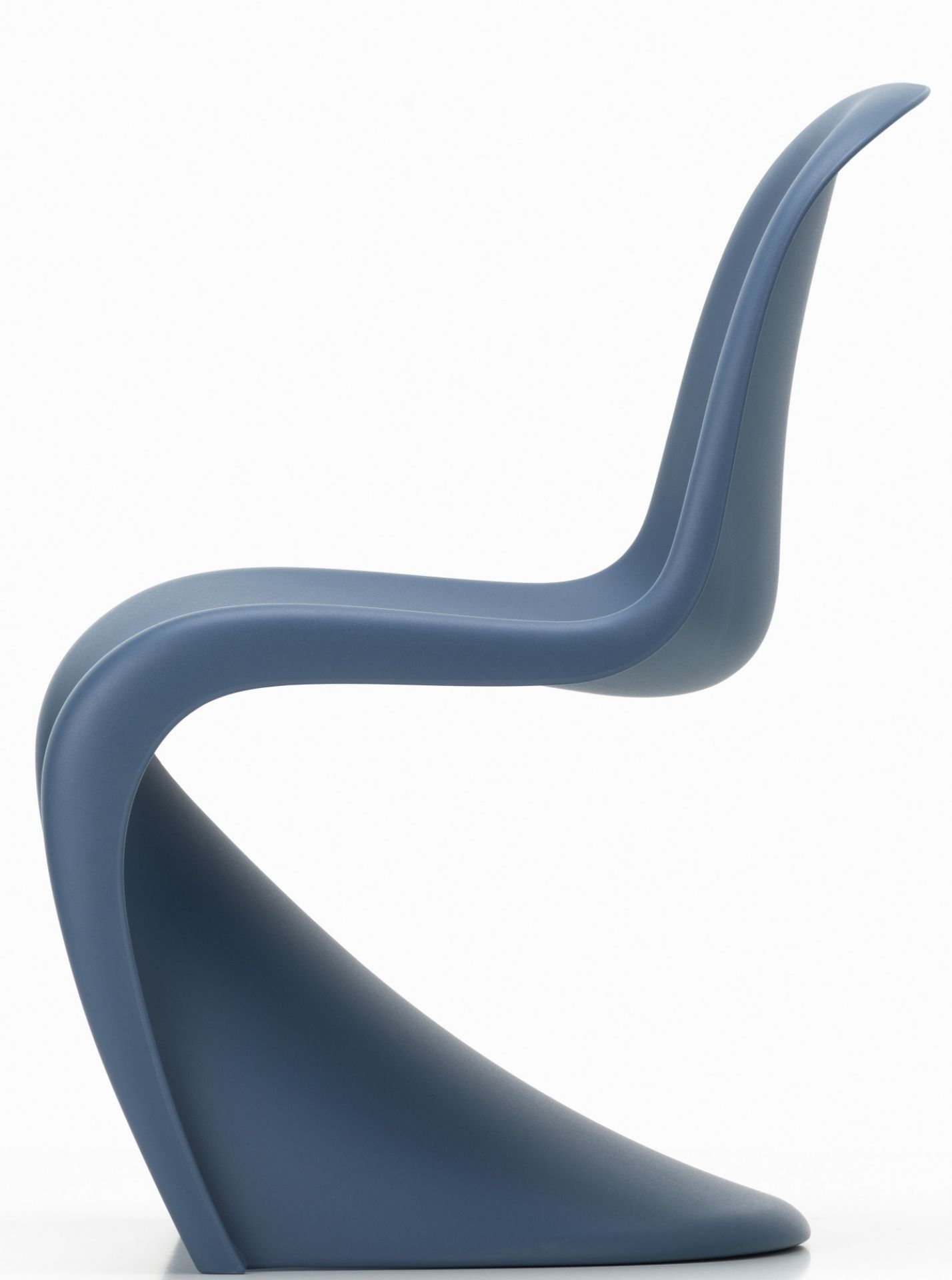 Blauer Panton Junior Stuhl von Vitra, ein moderner Kinderstuhl aus Kunststoff.