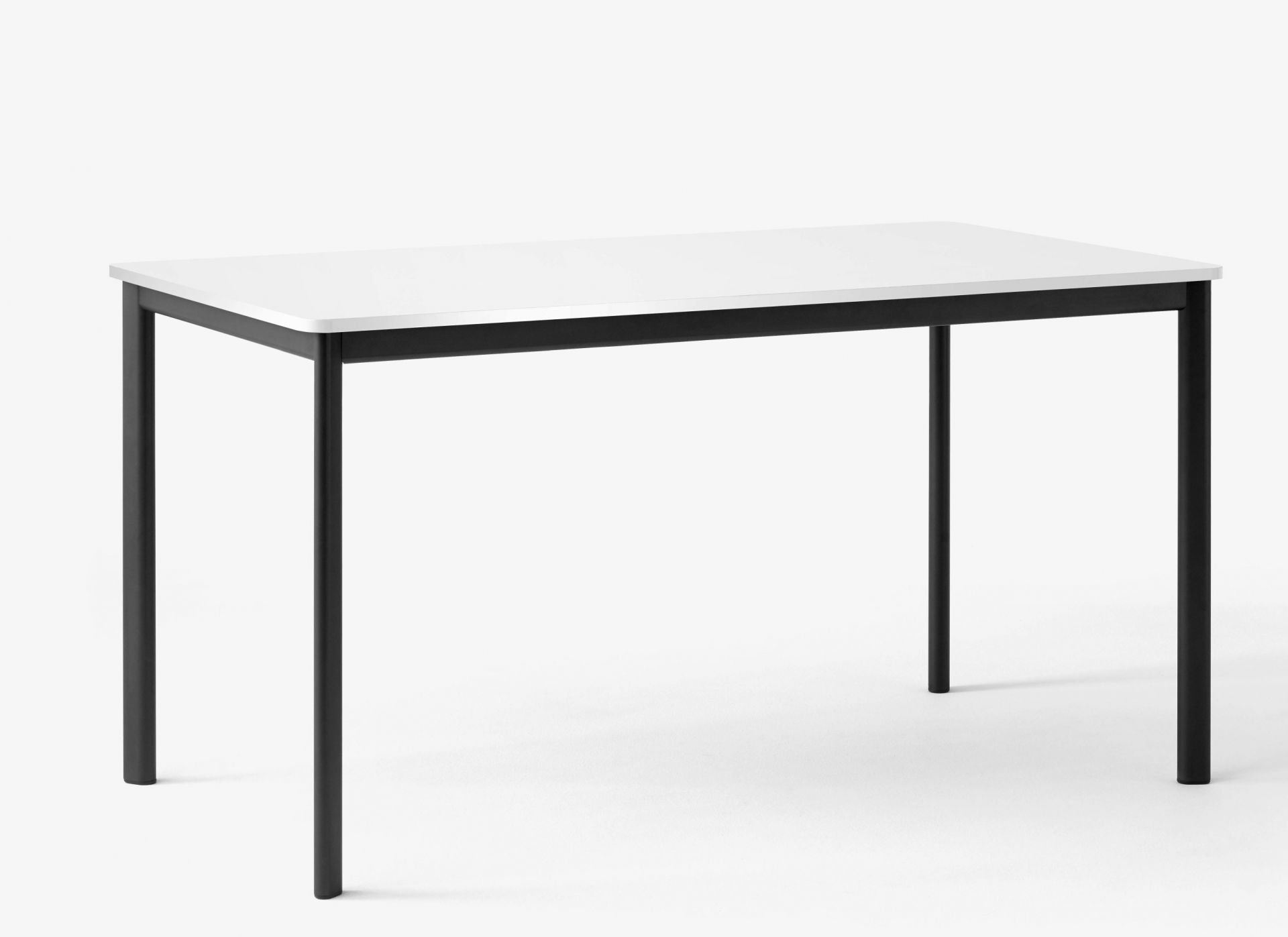 AndTradition Drip Table HW58 mit weißer Tischplatte und schwarzem Metallgestell, minimalistisches Design.