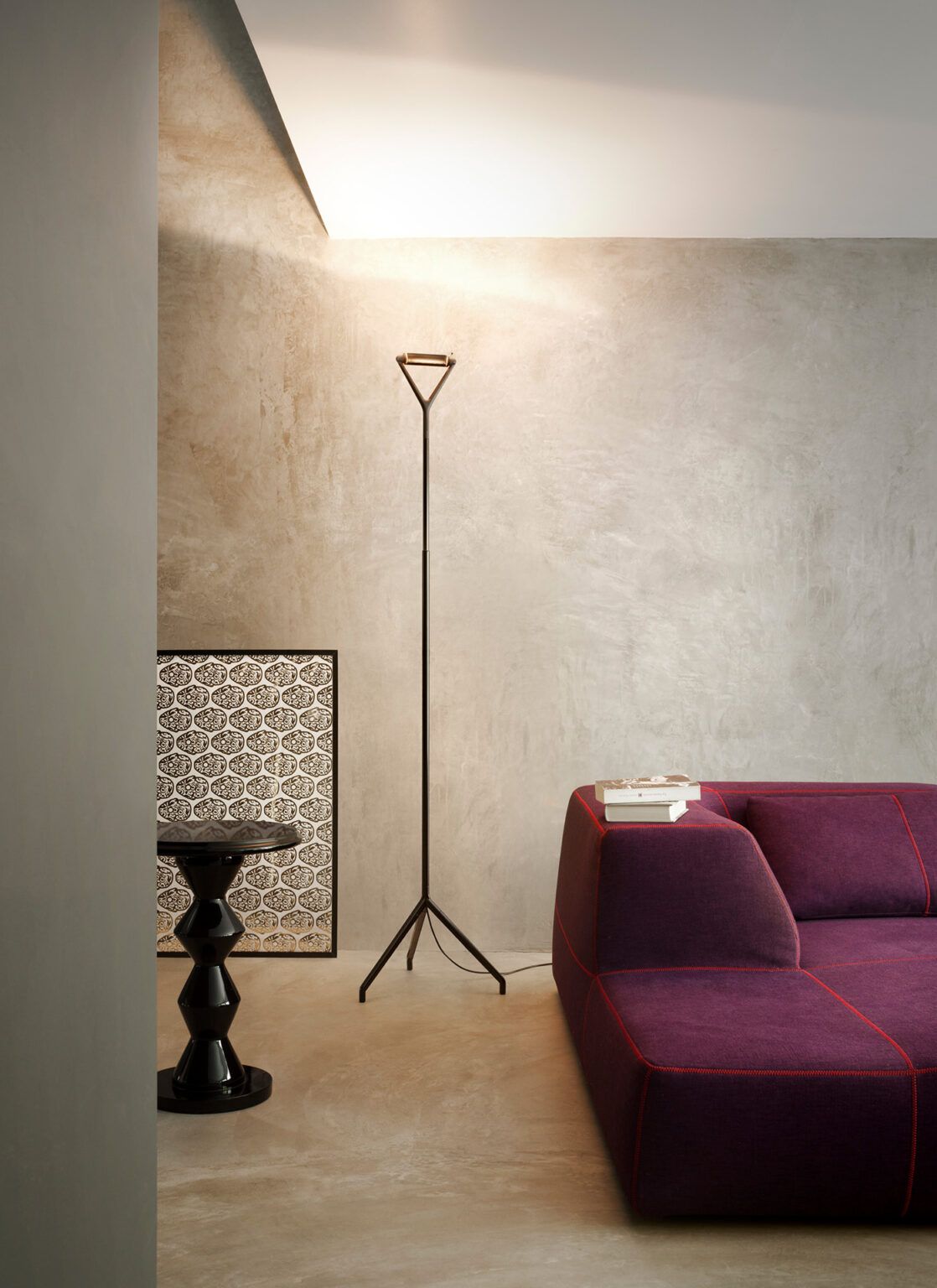 Minimalistische D15 Lola Stehleuchte von Luceplan im Wohnzimmer mit Sofa und Beistelltisch.