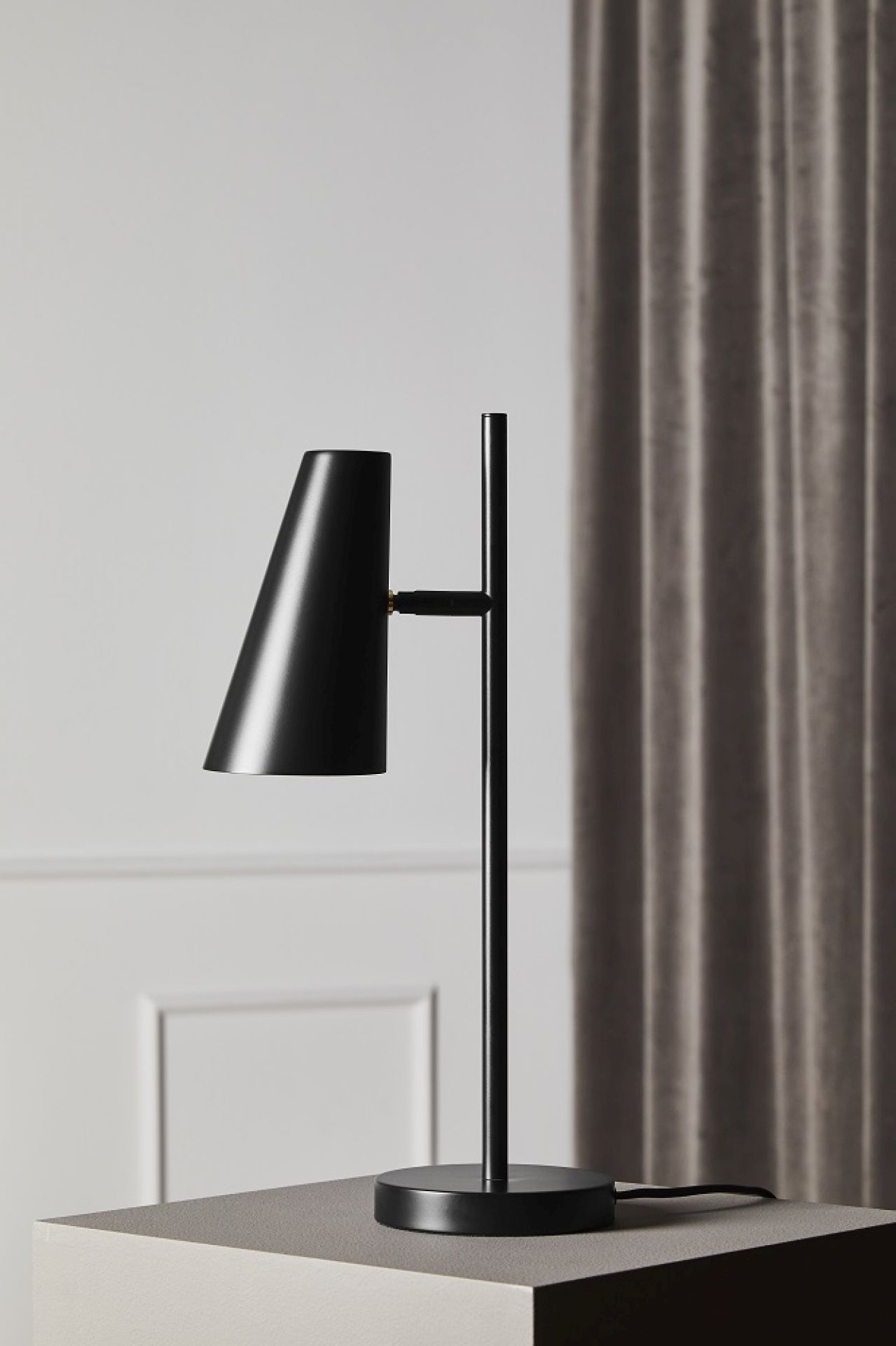 Schwarze Cono Tischleuchte von Woud: Moderne Lampe mit konischem Schirm für Nachttisch oder Schreibtisch.