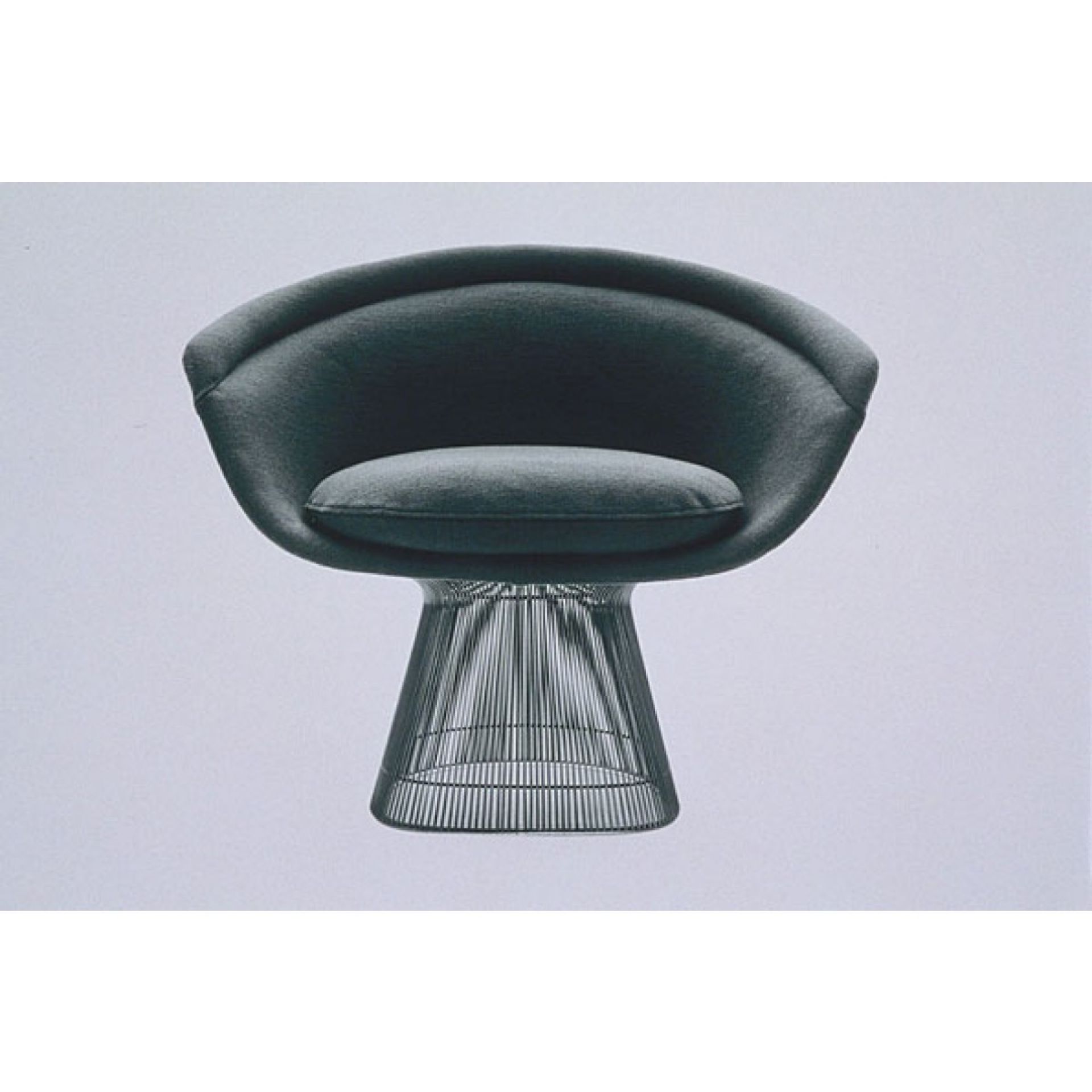 Grauer Platner Sessel von Knoll International mit Drahtgestell für modernes Wohnzimmer Design.