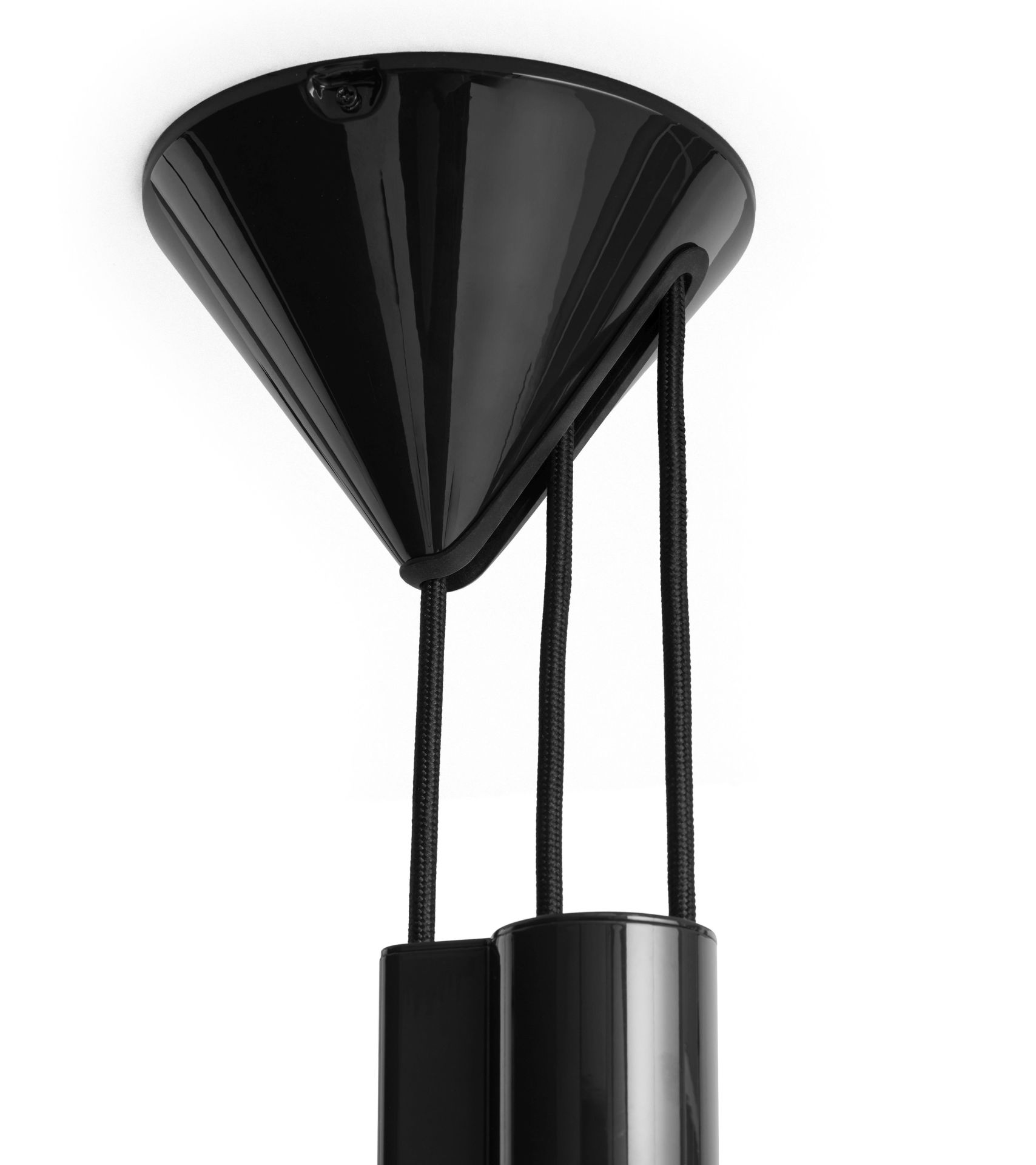 Nahaufnahme der schwarzen Compass Adjustable Pendant Pendelleuchte von Hay, moderne Hängelampe für Wohnzimmer und Esszimmer.