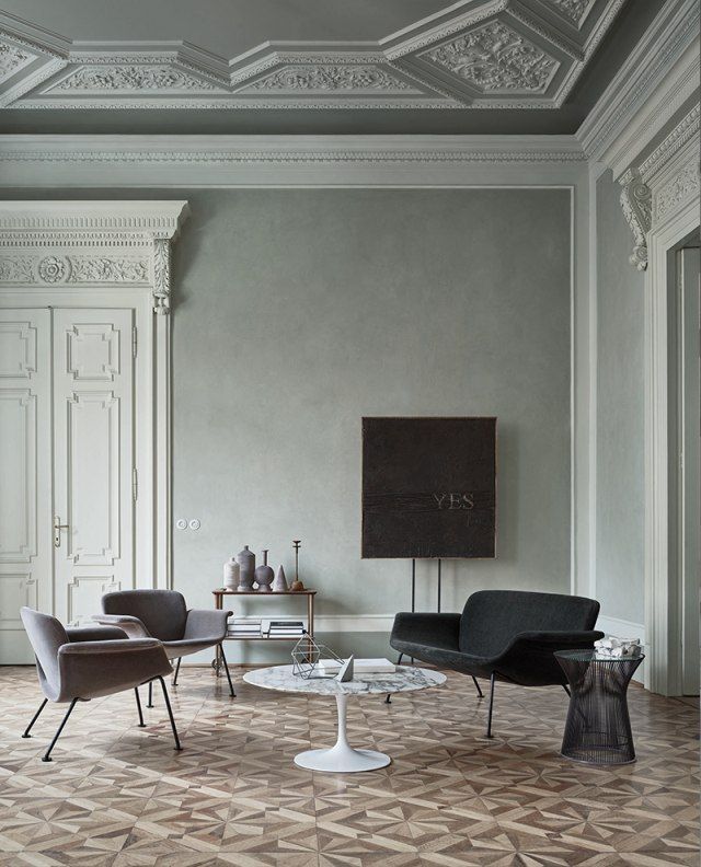 Innenaufnahme mit drei KN04 Stühlen von Knoll International in Grau und Schwarz, minimalistisches Design.