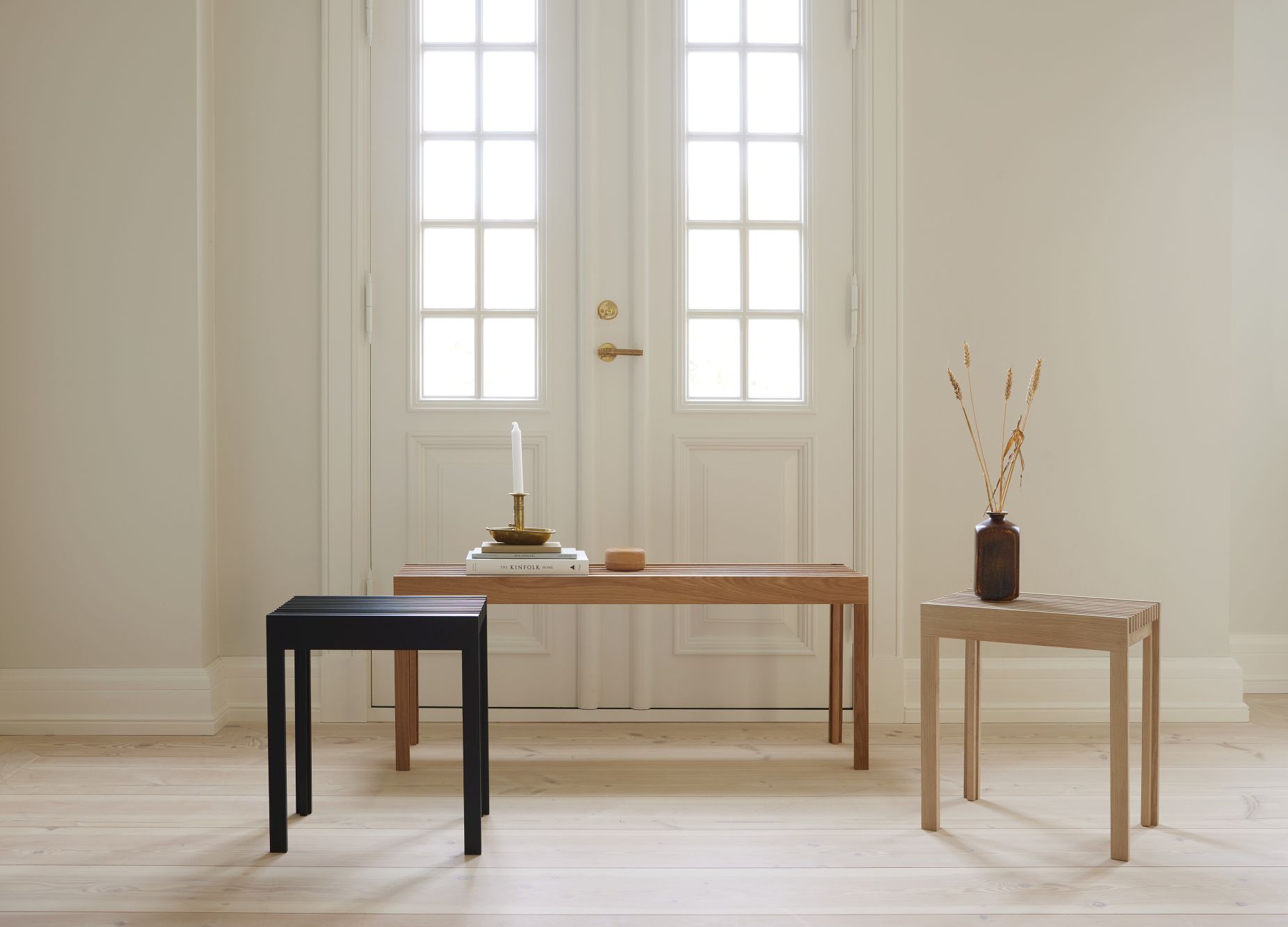 Drei Hocker: Form & Refine Lightweight Hocker aus Eiche in Schwarz und Naturholz im Interieur.