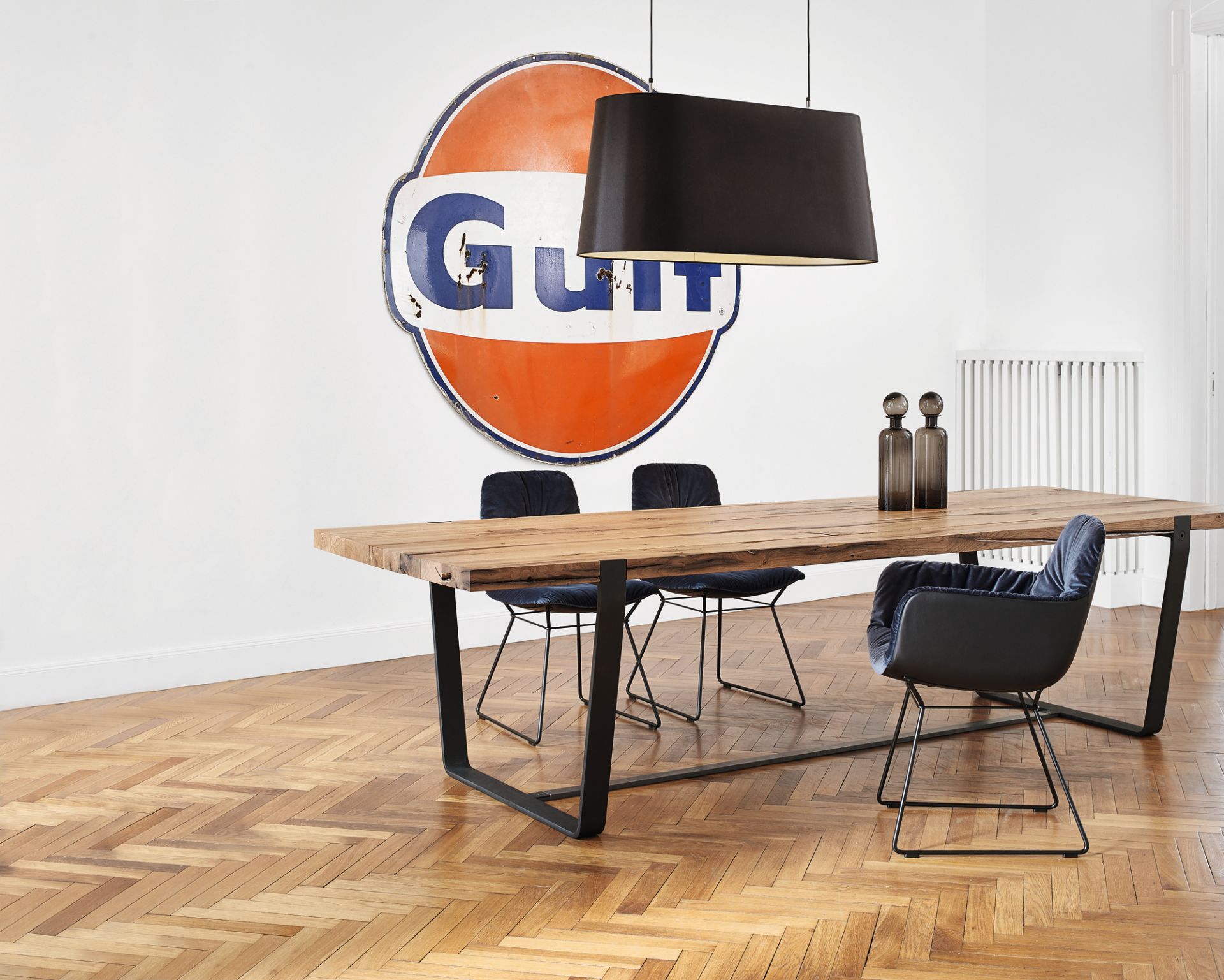 BB 11 Clamp Tisch Eiche Janua: Moderner Esstisch aus Eiche mit schwarzen Metallbeinen im Esszimmer.