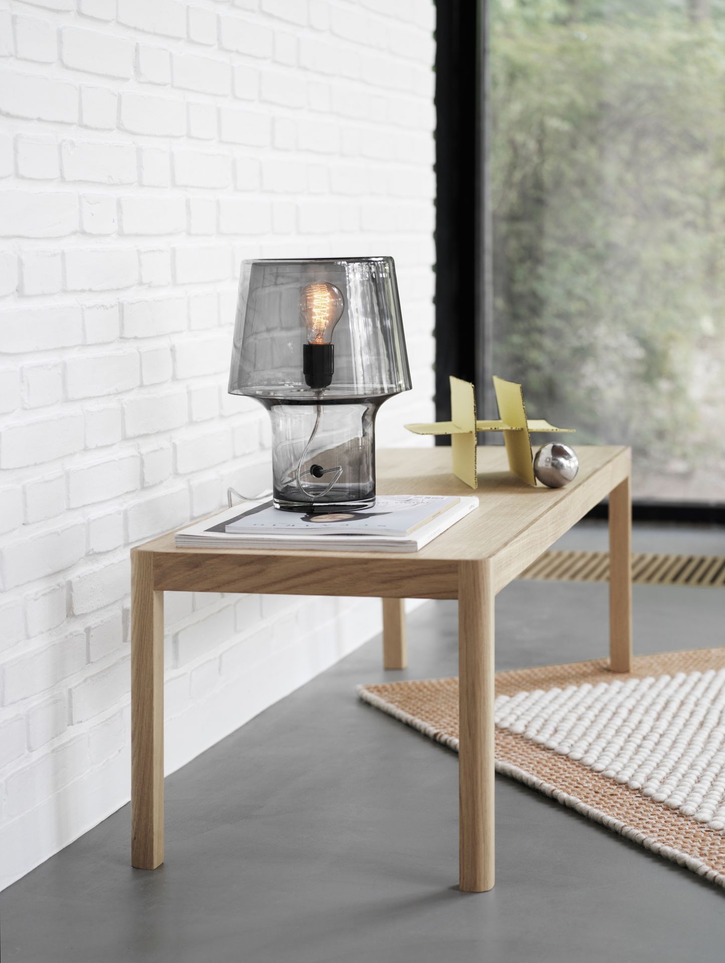 Muuto Workshop Table Tisch aus Eichenholz mit Lampe und Dekoration im modernen Wohnzimmer.
