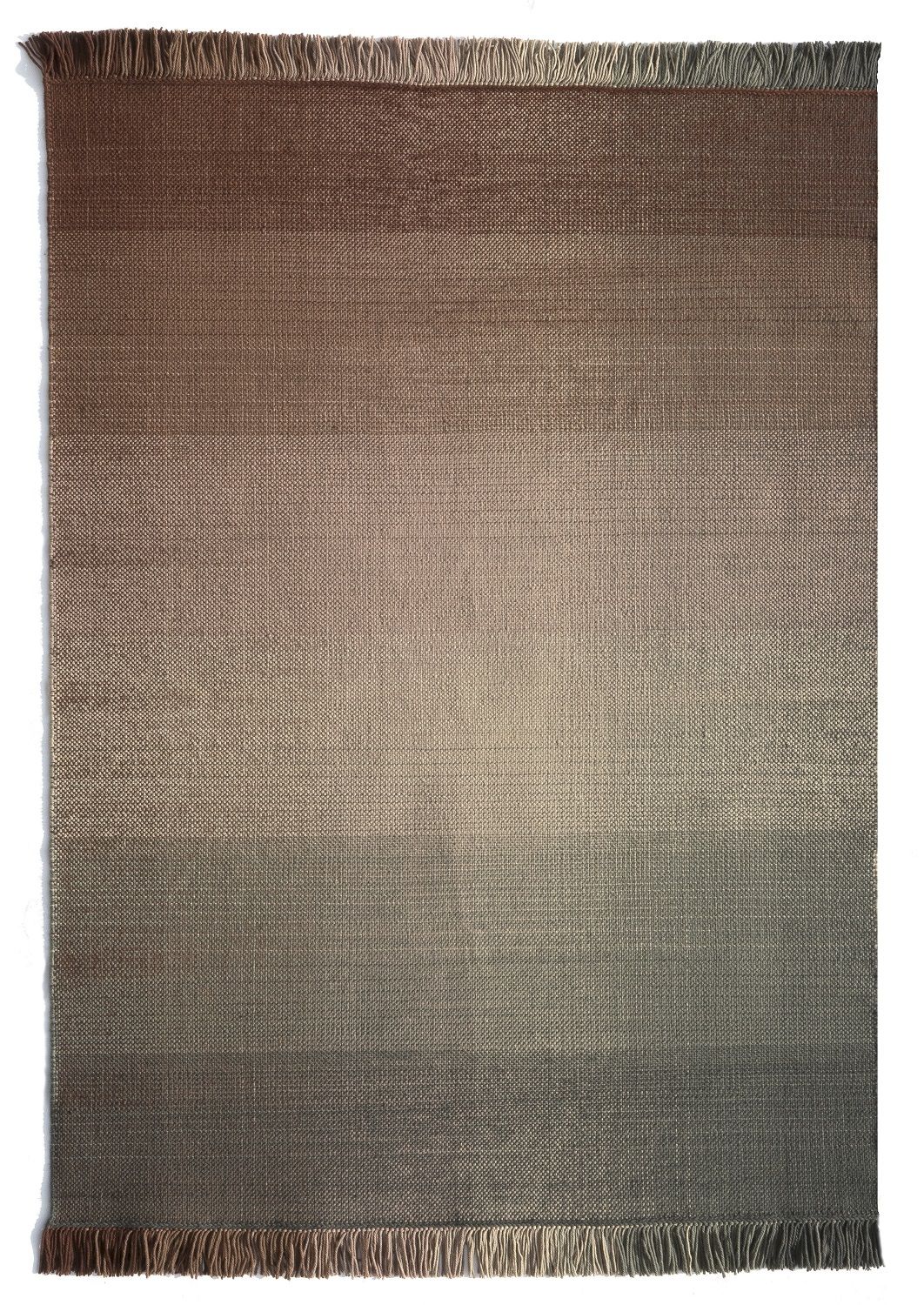 Nanimarquina Shade Outdoor Teppich mit Farbverlauf von Braun nach Grau und Fransen.
