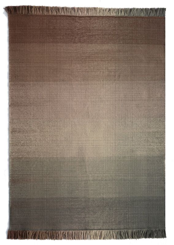 Nanimarquina Shade Outdoor Teppich mit Farbverlauf von Braun nach Grau und Fransen.