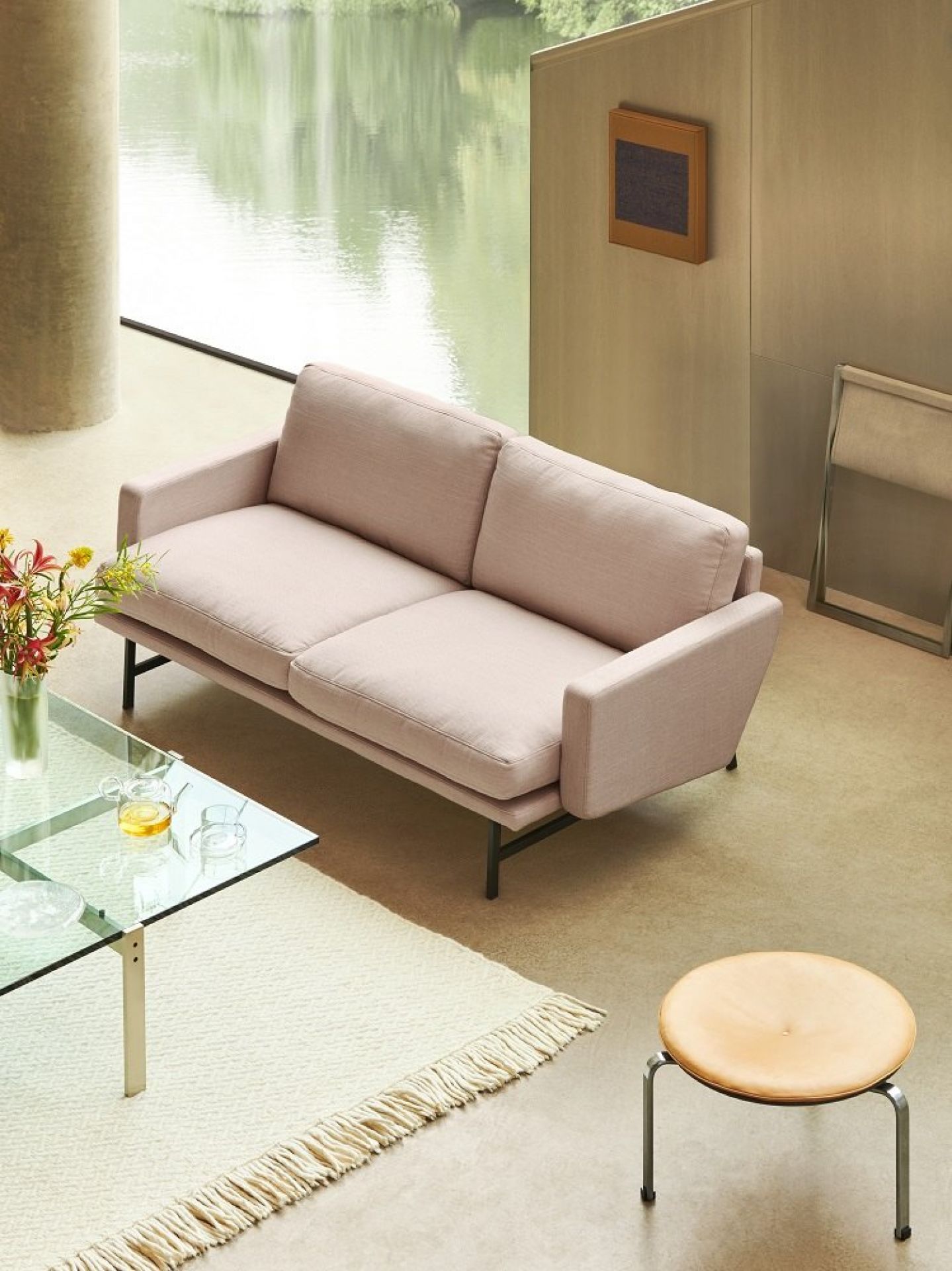 PK33 Hocker von Fritz Hansen: Lederhocker mit Stahlgestell im modernen Wohnzimmer. Design Hocker kaufen.