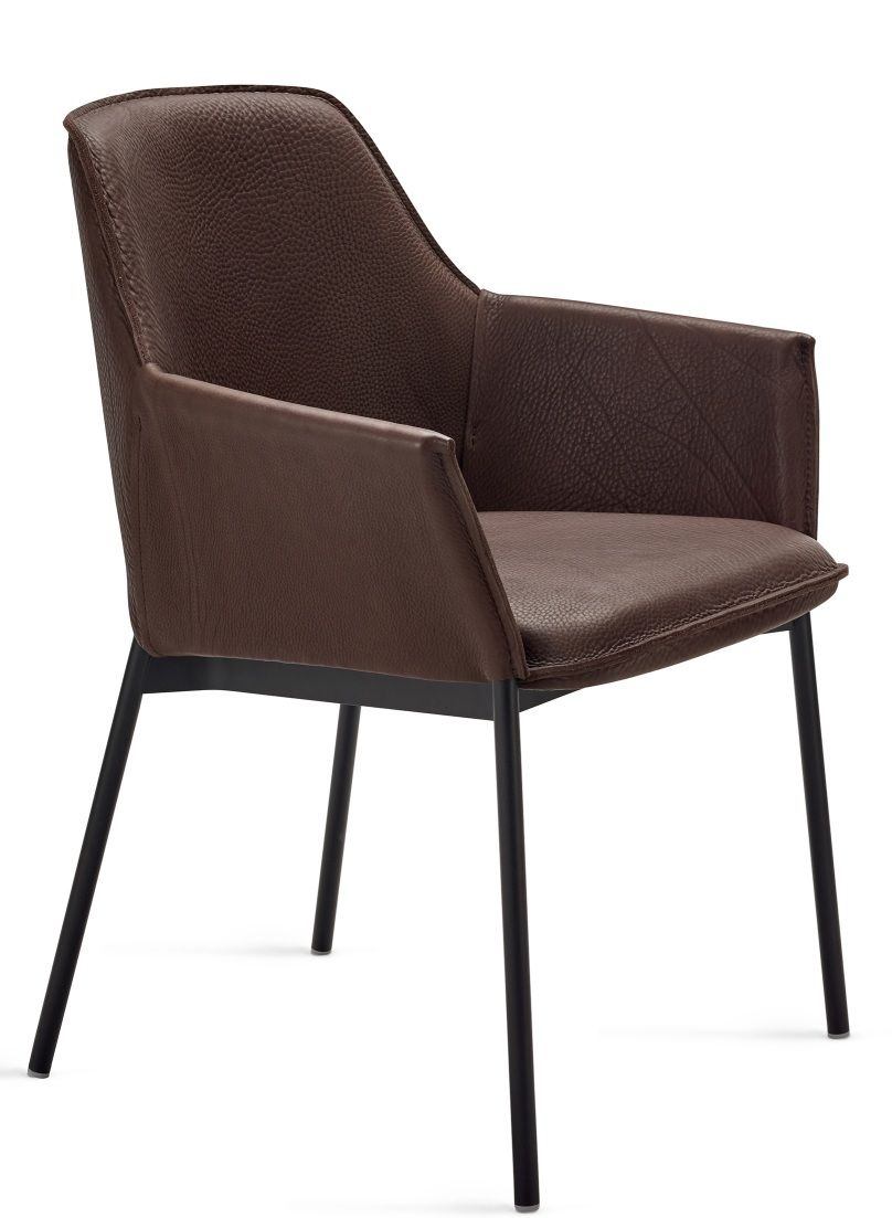 Grace Lounge Chair High von Freifrau Manufaktur, brauner Ledersessel mit Armlehne und schwarzem Metallgestell.