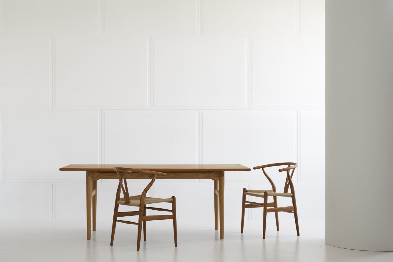 CH327 Esstisch aus Teakholz von Carl Hansen & Søn mit zwei Wishbone Stühlen.