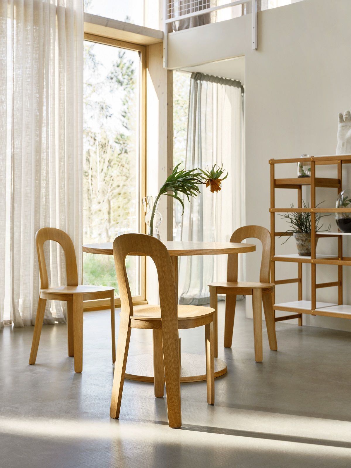 Esszimmer mit rundem Holztisch und drei Olivia Stühlen von Design House Stockholm, helles, modernes Interieur.