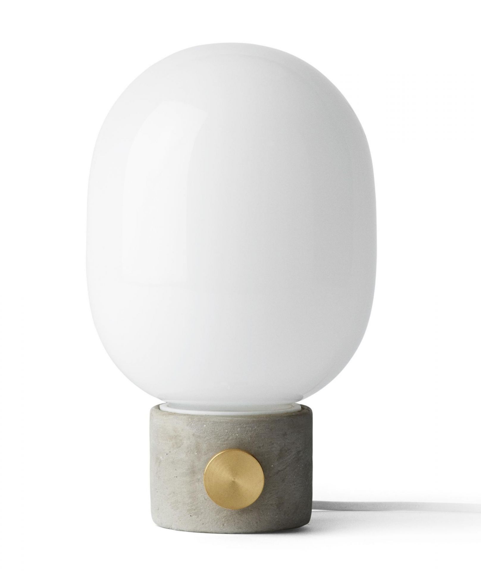 JWDA Lampe: Tischleuchte mit Betonsockel, Opalglas-Schirm und Messing-Detail für modernes Wohnambiente.