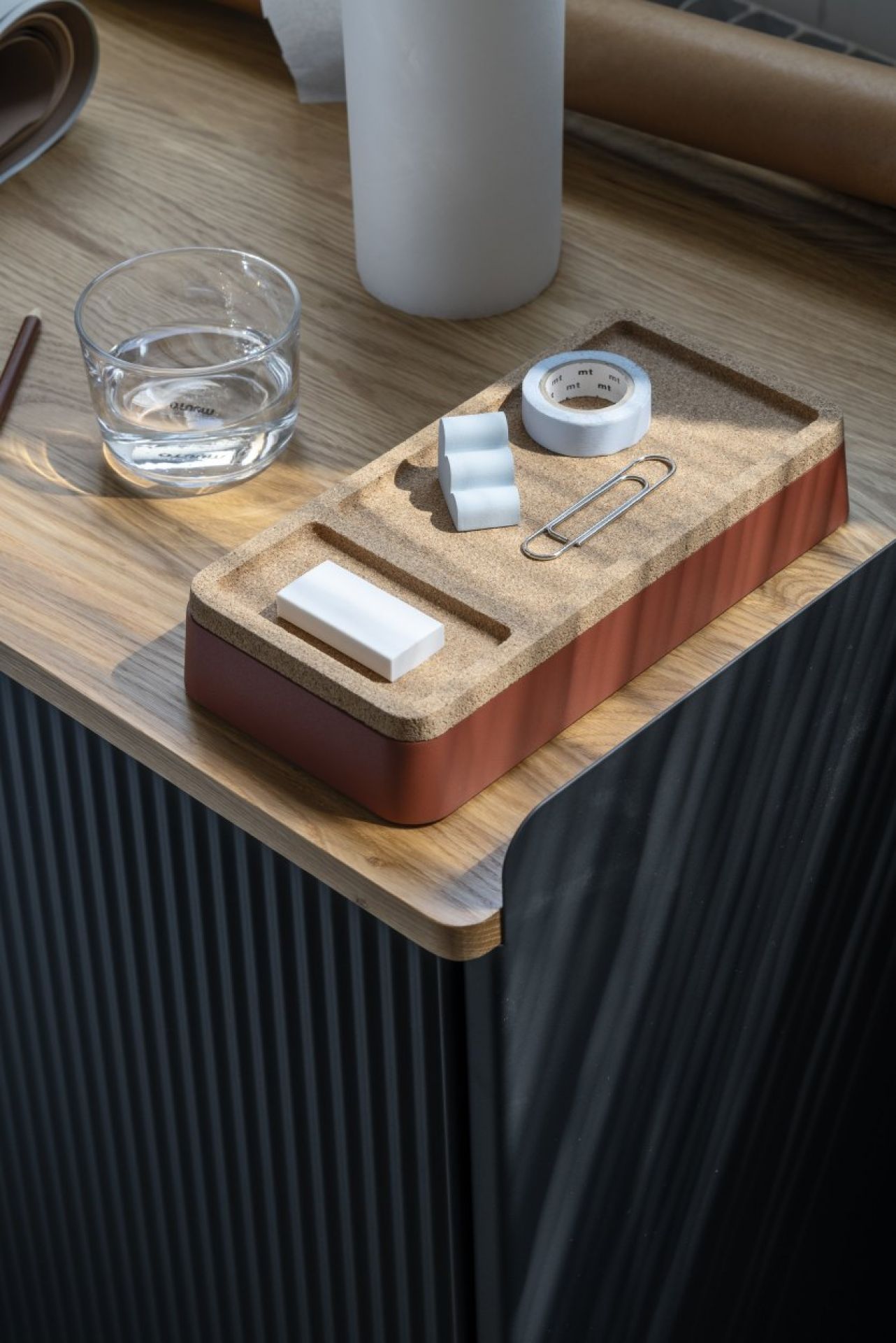 Muuto Arrange Desktop Serie Konfiguration 1: Schreibtisch-Organizer aus Kork mit Büroartikeln auf einem Holzschreibtisch.
