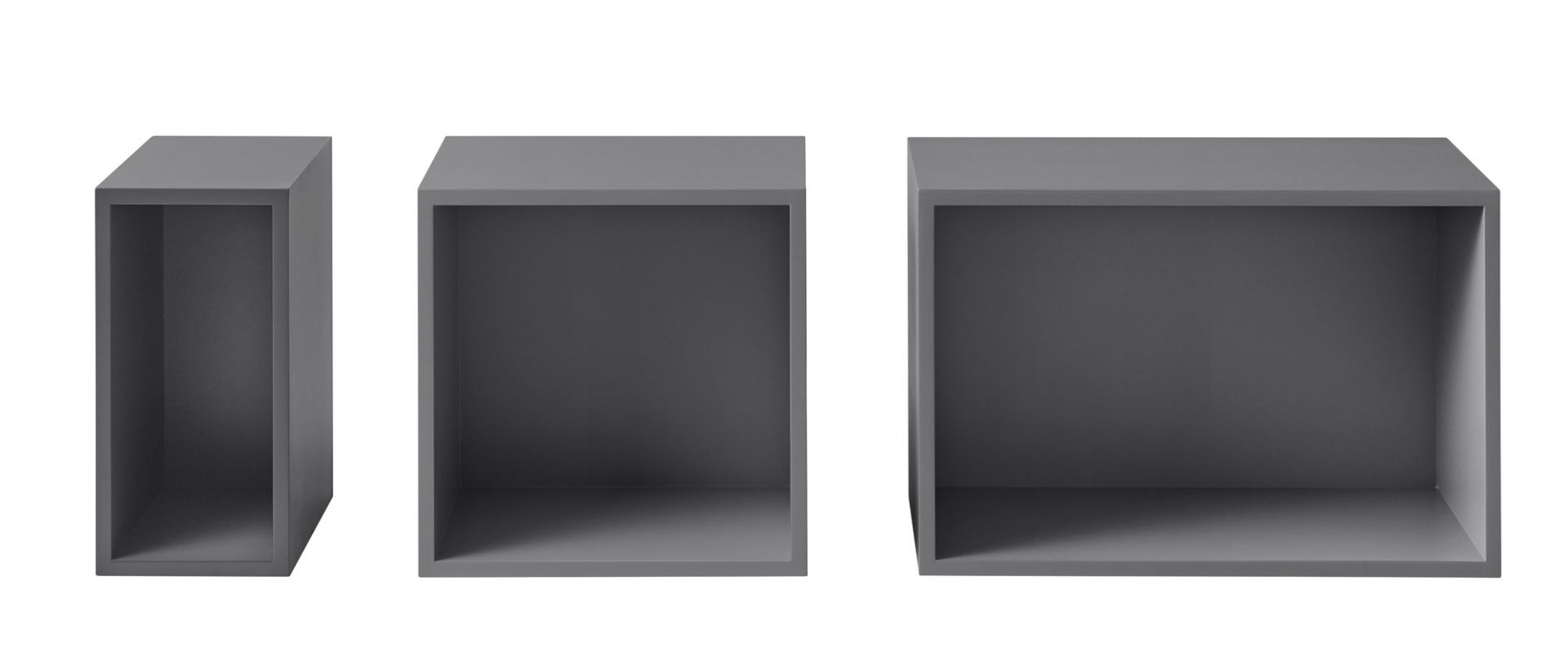 Graues Muuto Stacked Storage System 2.0 Regalsystem, drei modulare Würfel in verschiedenen Größen.