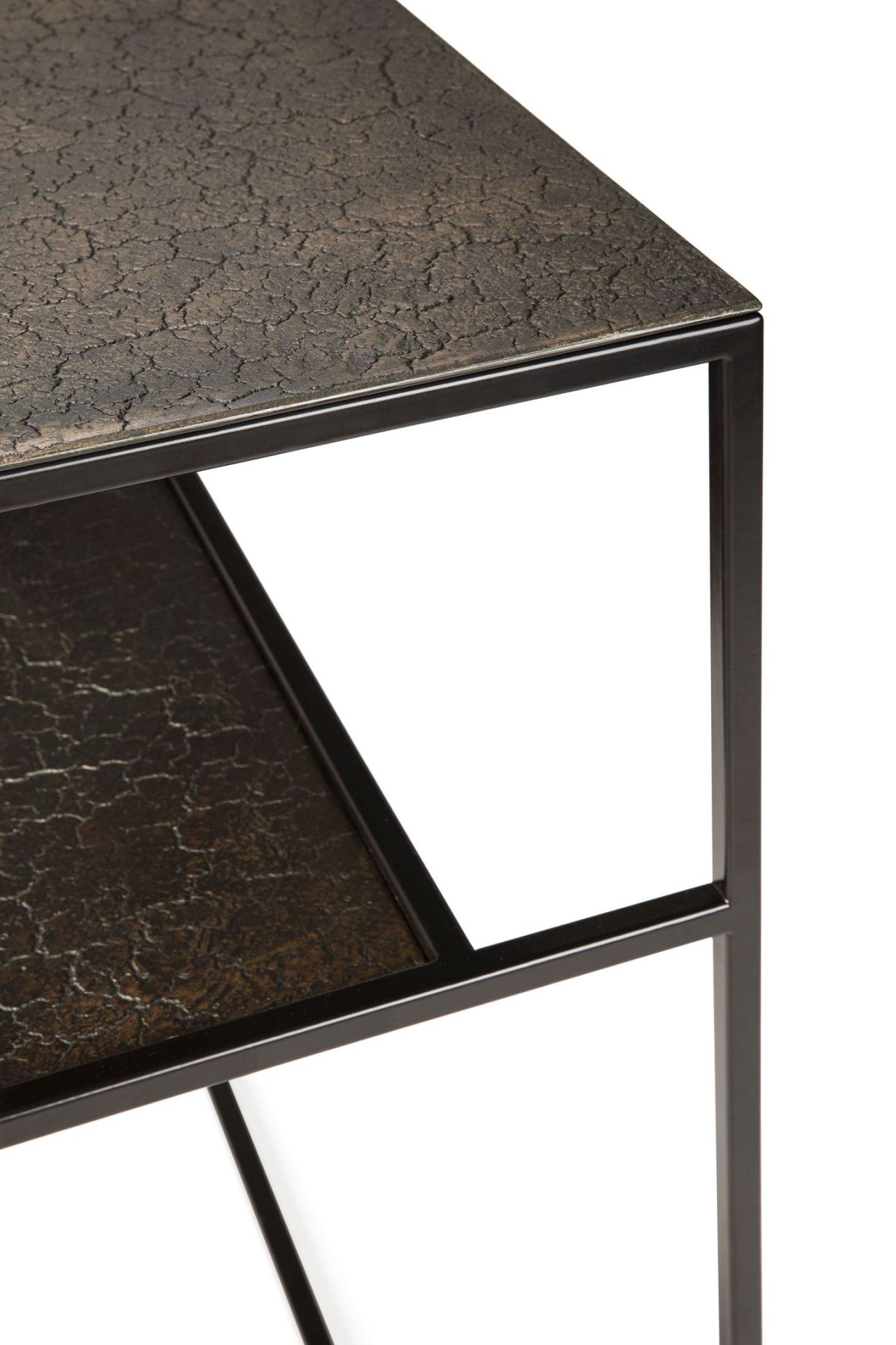 Detailaufnahme der Ethnicraft Konsole mit Lava-Optik und schwarzem Metallgestell. Konsole für Wohnzimmer und Flur.
