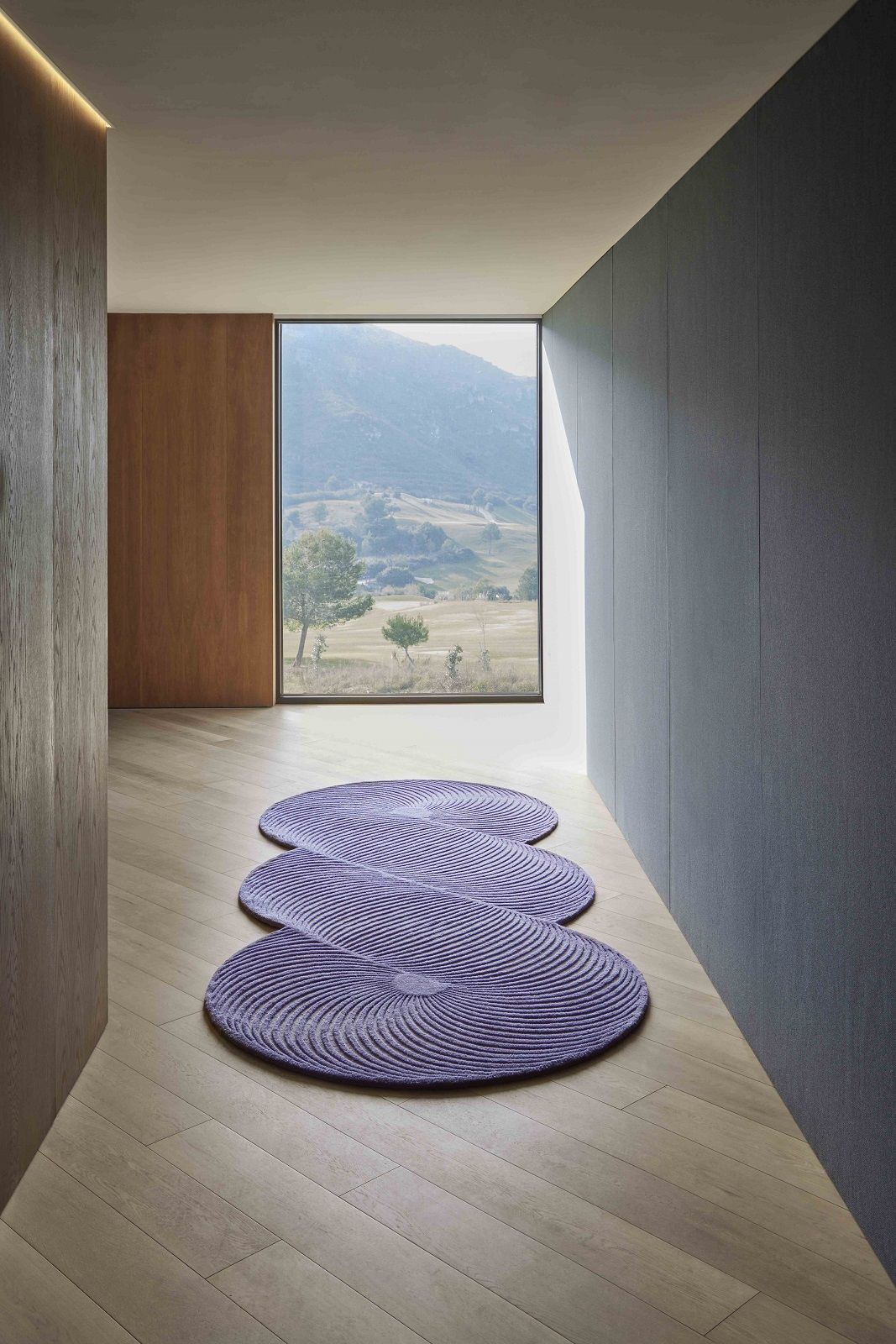 Lila Giro Rug Teppich von Gan, 132 x 324 cm, dreiteilig, im modernen Flur.