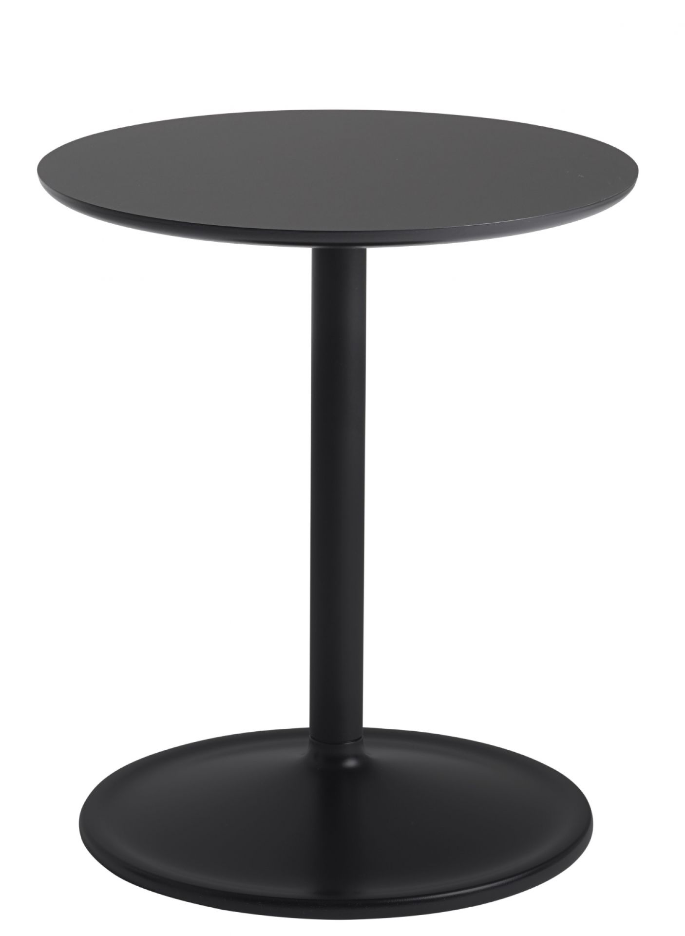 Schwarzer Muuto Soft Side Table Beistelltisch mit runder Tischplatte und Fuß auf weißem Hintergrund.