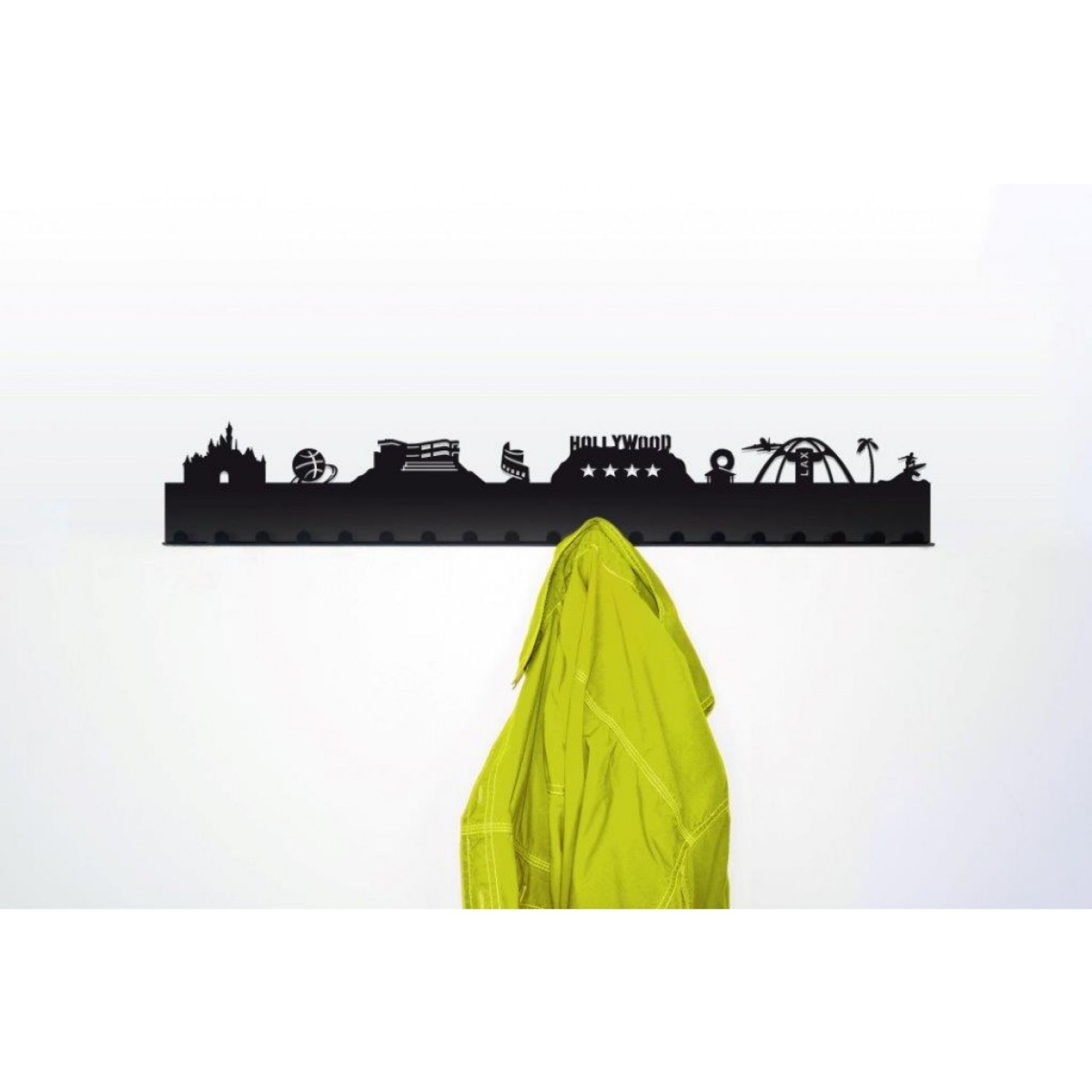 Schwarze Garderobe mit Hollywood Skyline Design und gelber Jacke an weißer Wand.