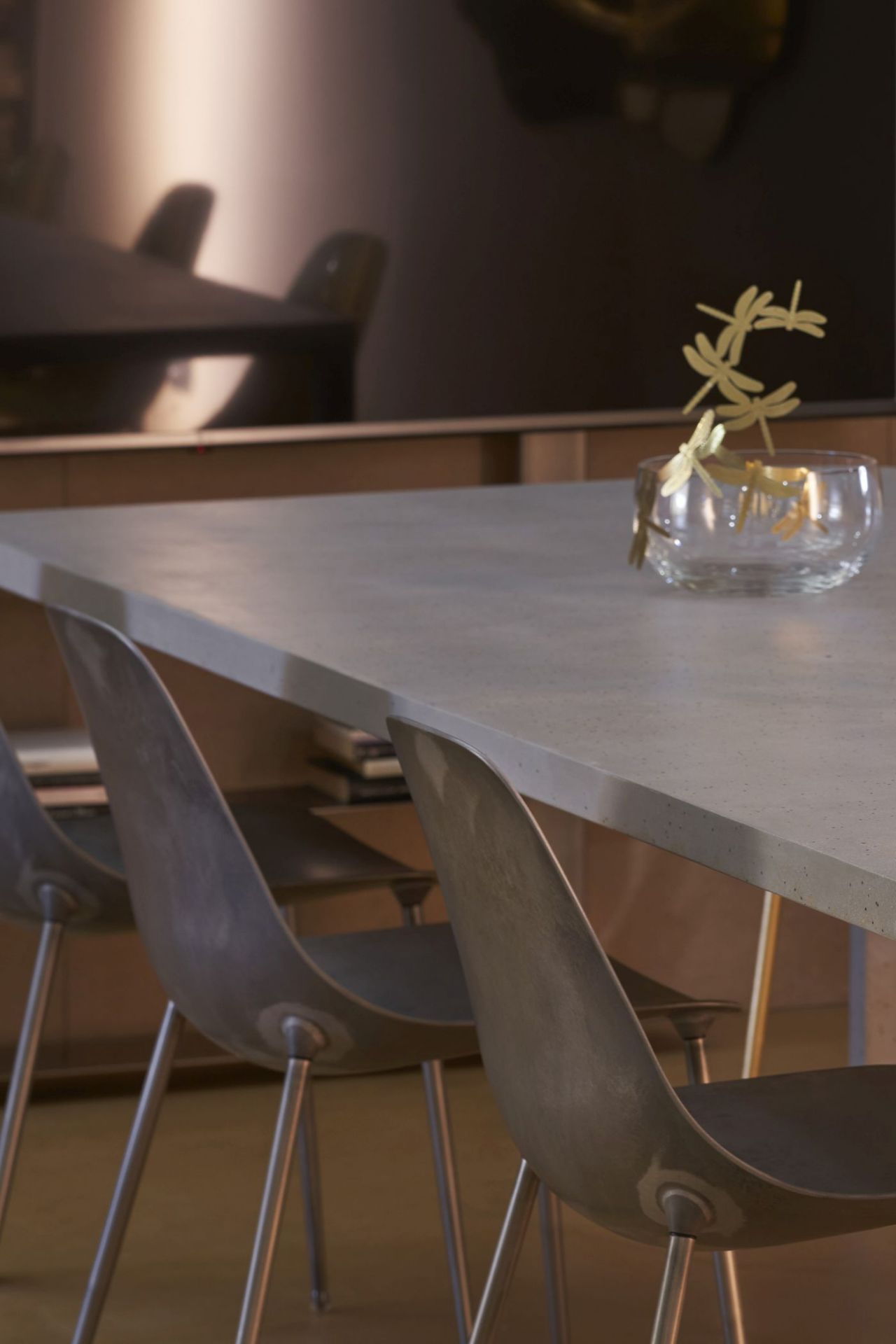 Mammamia Stuhl von Opinion Ciatti: Detailaufnahme von mehreren grauen Design-Stühlen mit filigranen Metallbeinen.