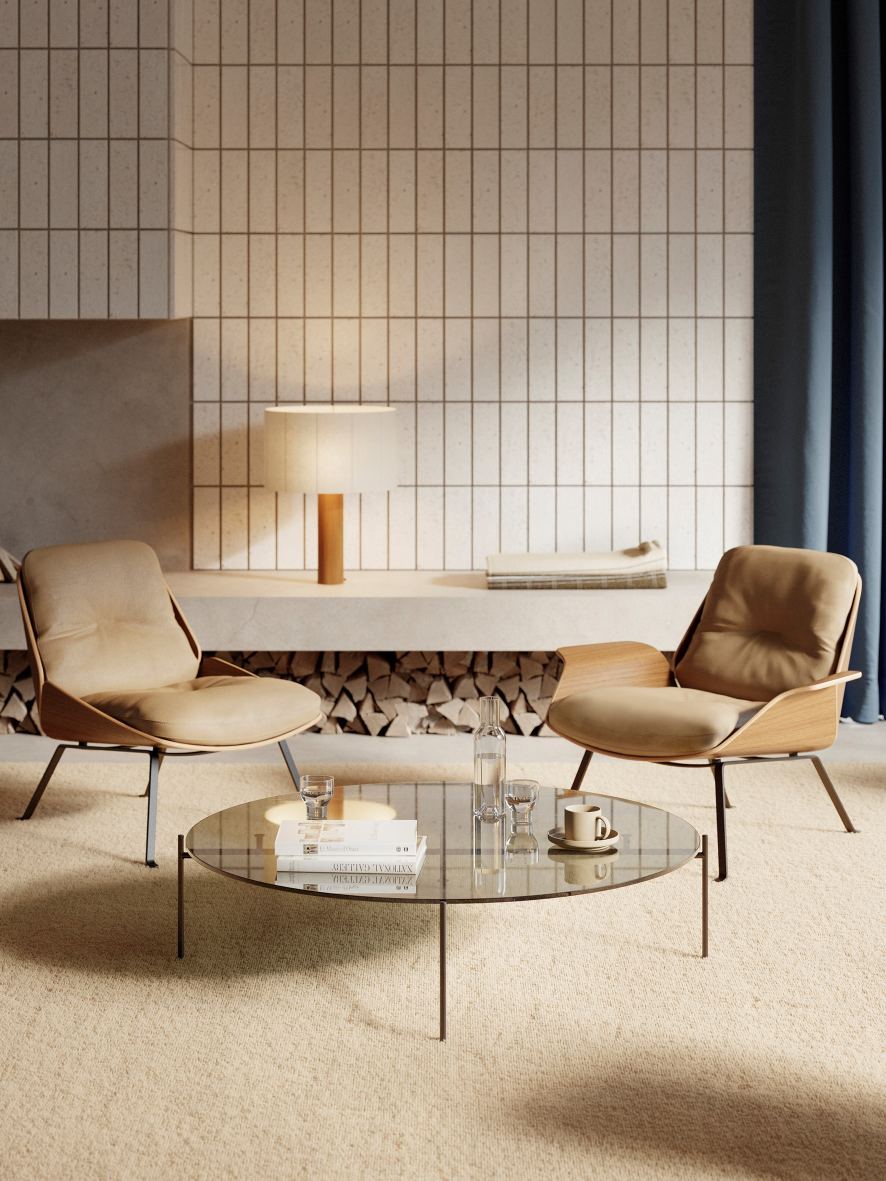 Zwei Prostoria Rei Sessel aus Holz und Leder in einem stilvollen Wohnzimmer.