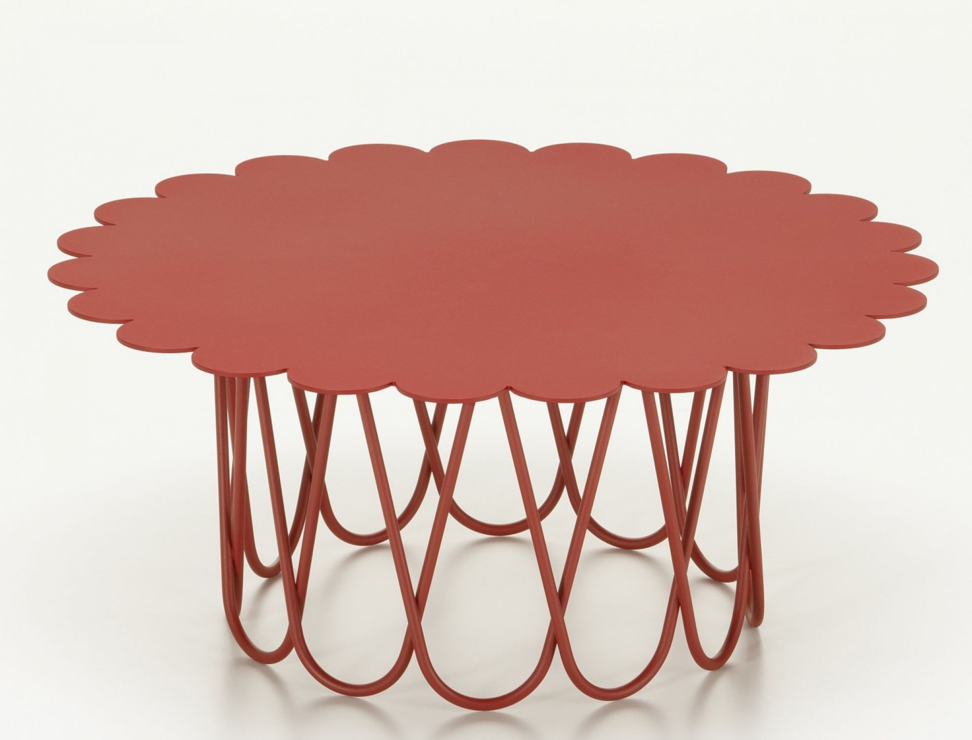 Roter Flower Table von Vitra: Beistelltisch mit blütenförmiger Tischplatte und filigranem Metallgestell.